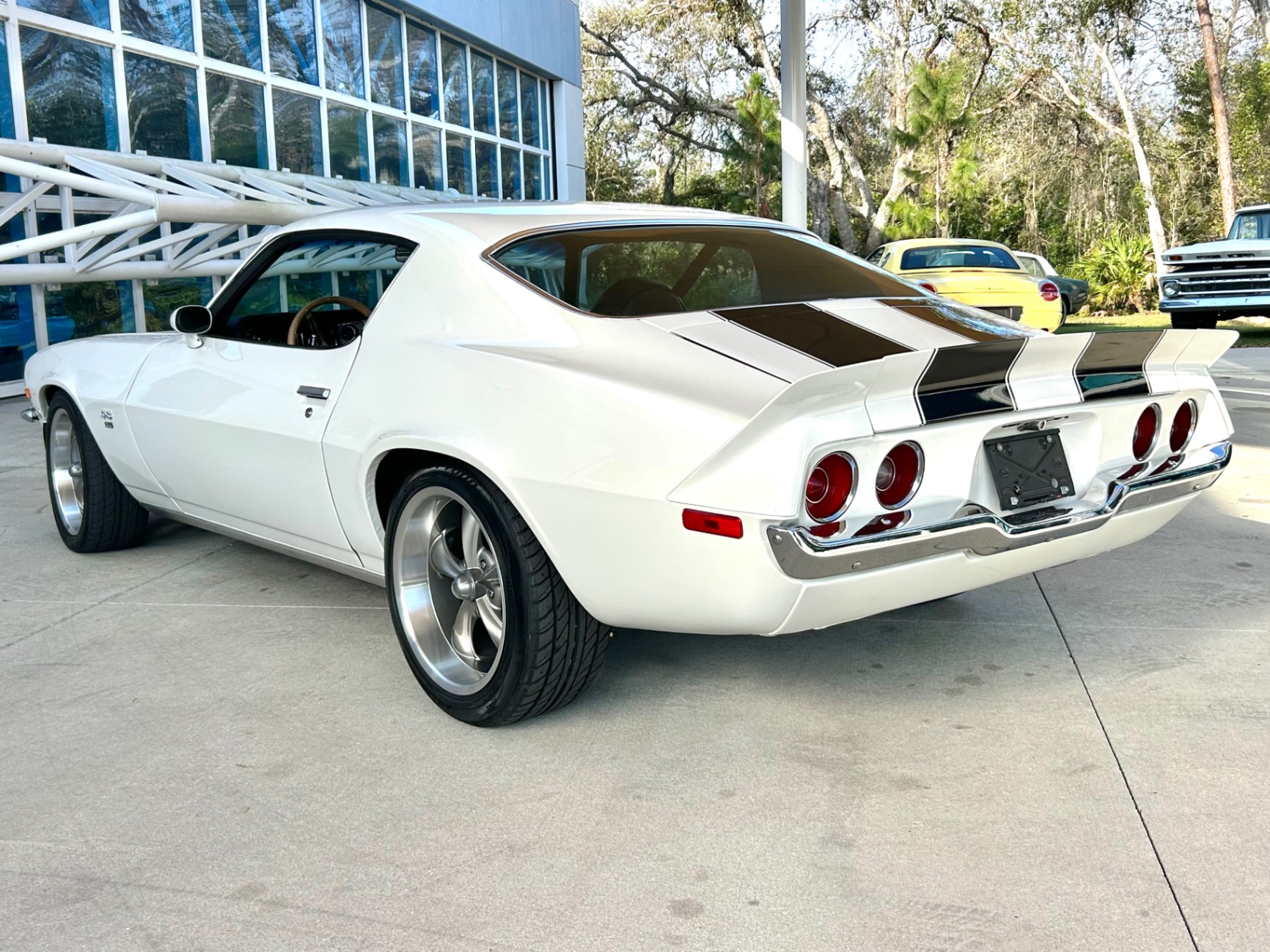 Vehicle photo 7