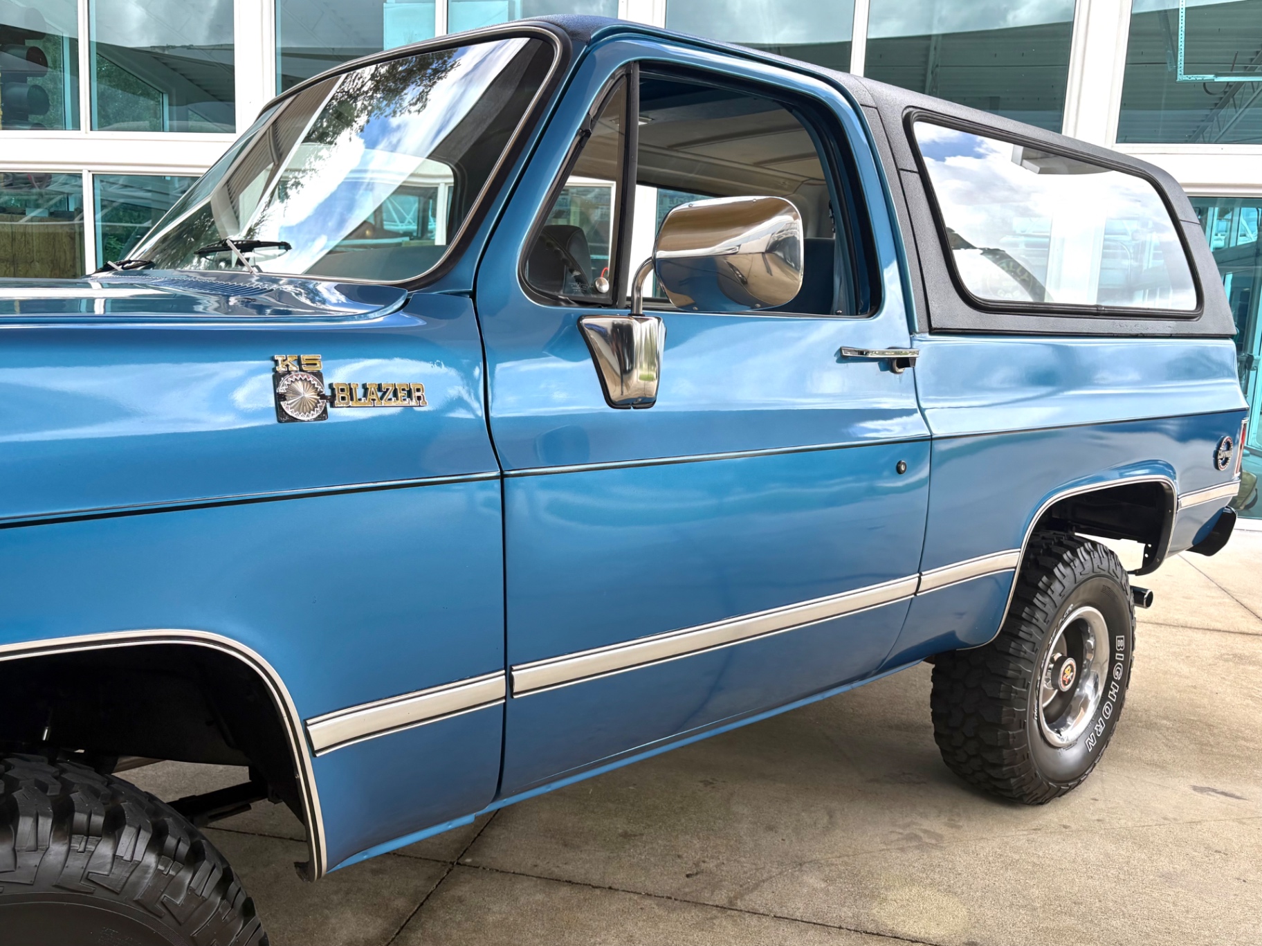Vehicle photo 12