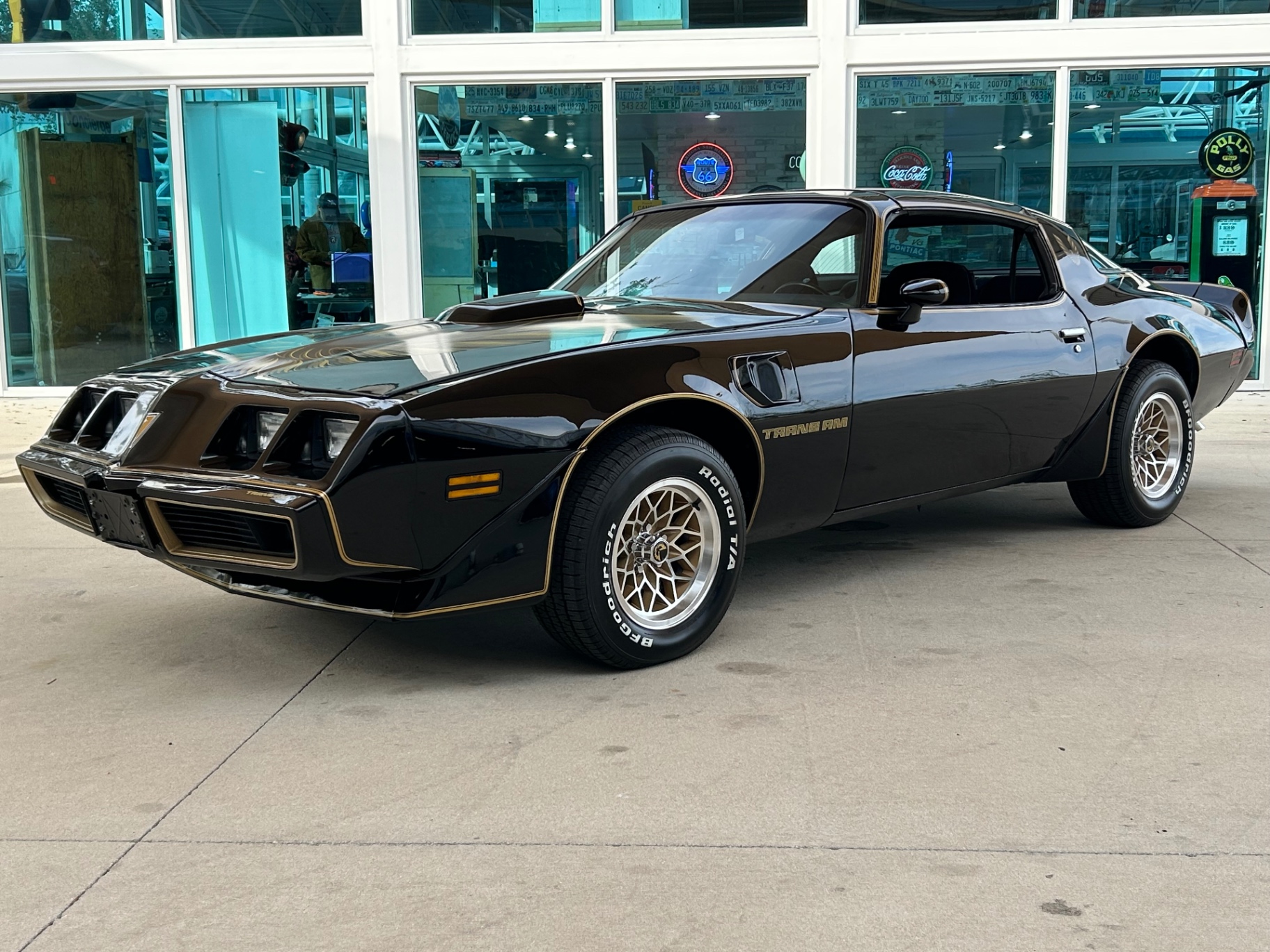 Vehicle photo 9