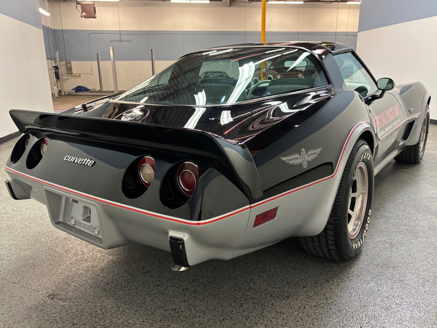 Vehicle photo 7