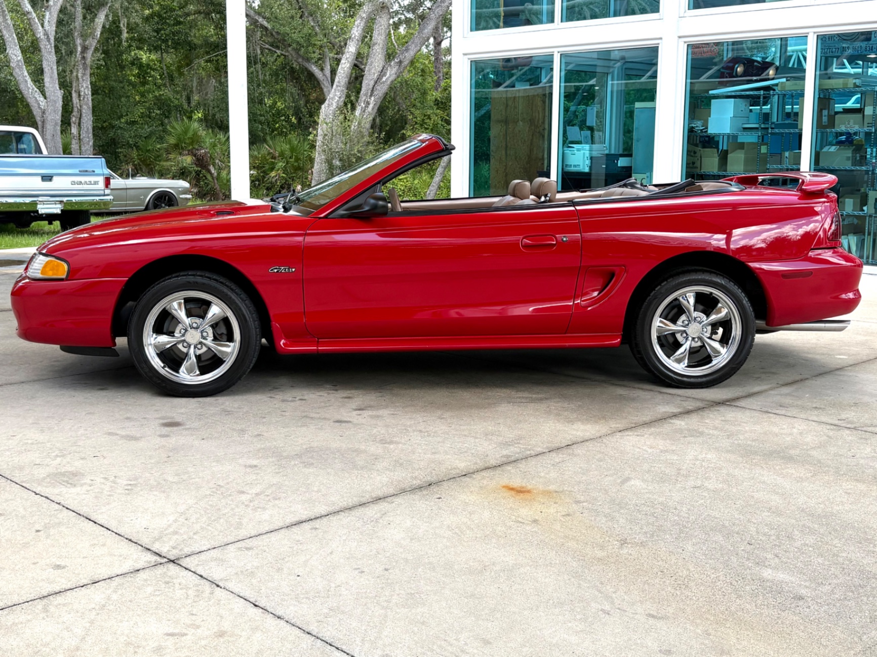 Vehicle photo 10