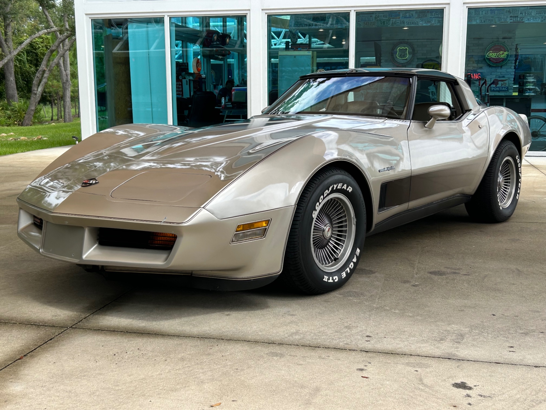 Vehicle photo 9