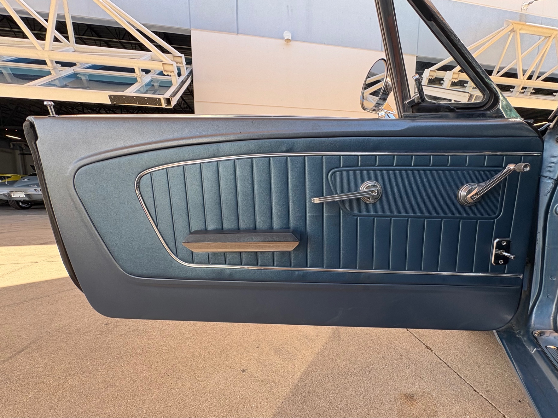 Vehicle photo 34