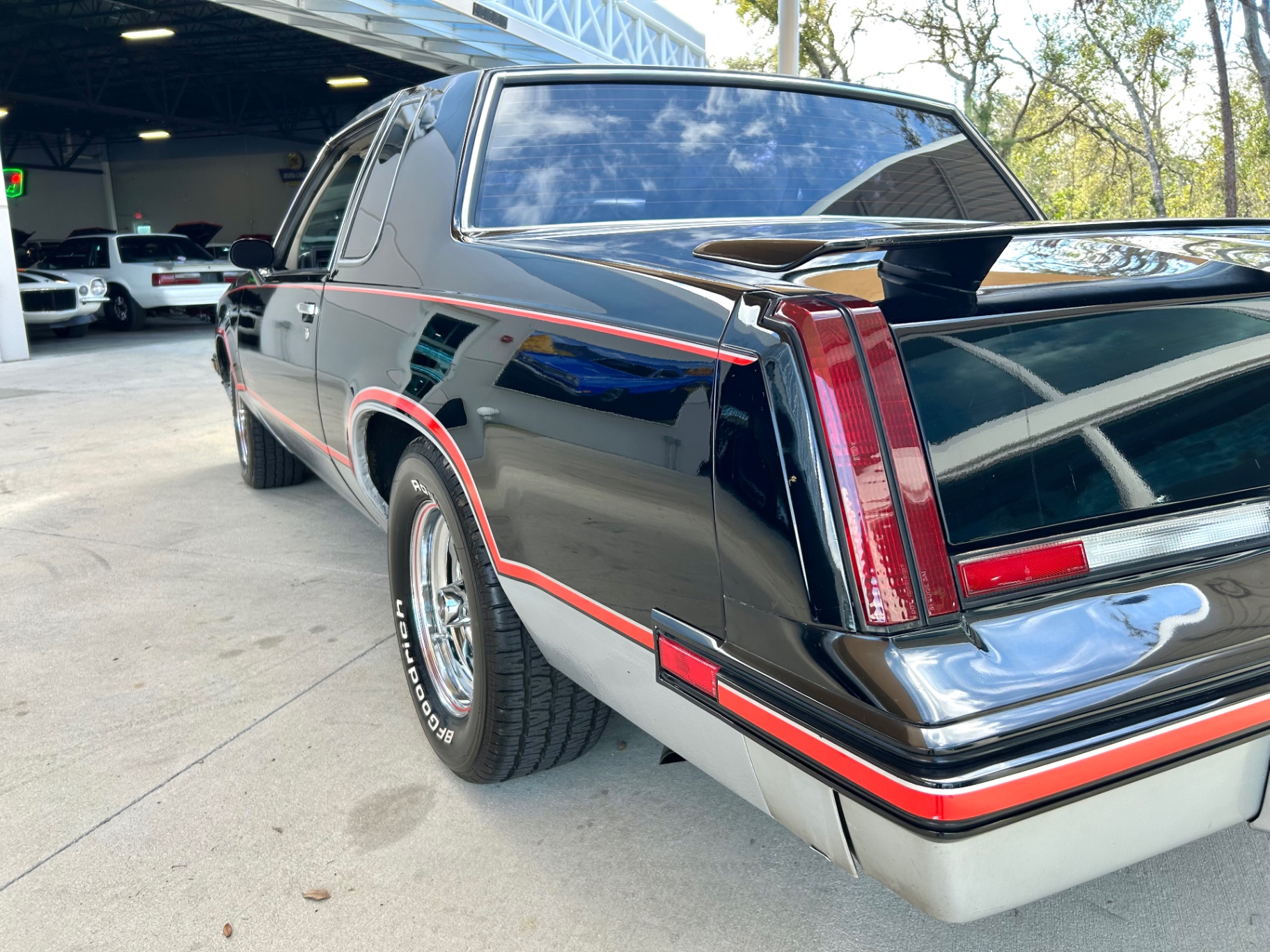 Vehicle photo 13