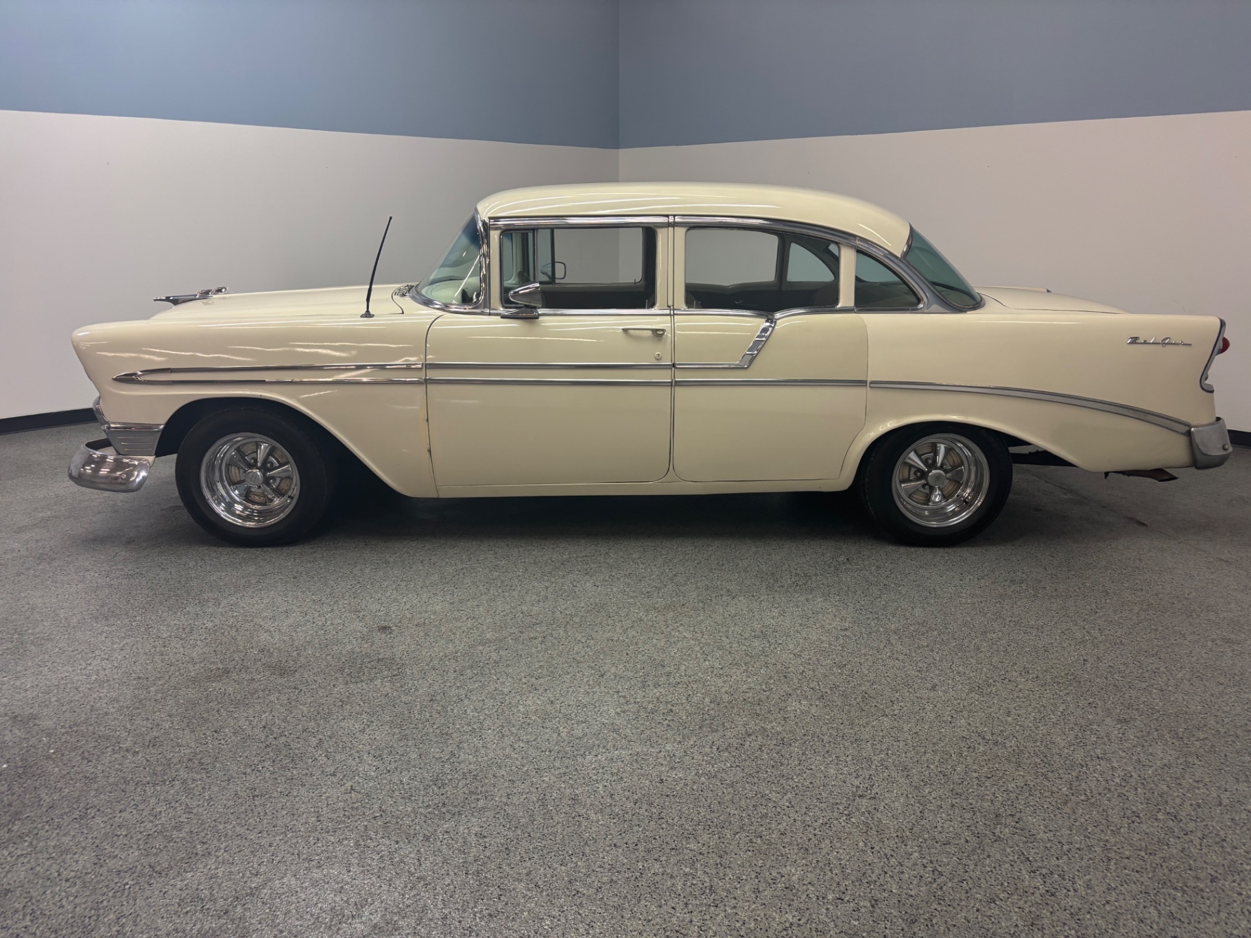 Vehicle photo 4