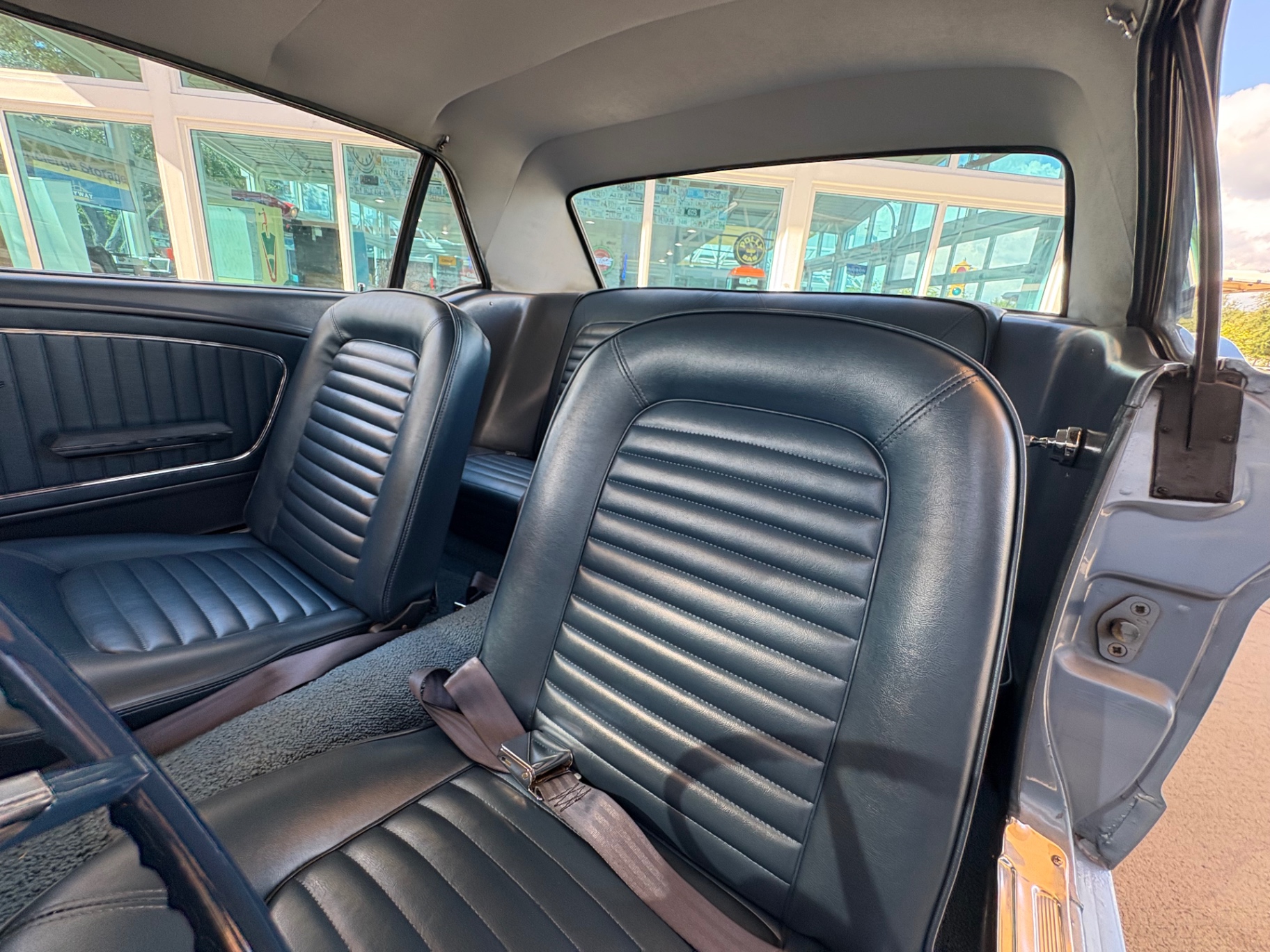 Vehicle photo 37