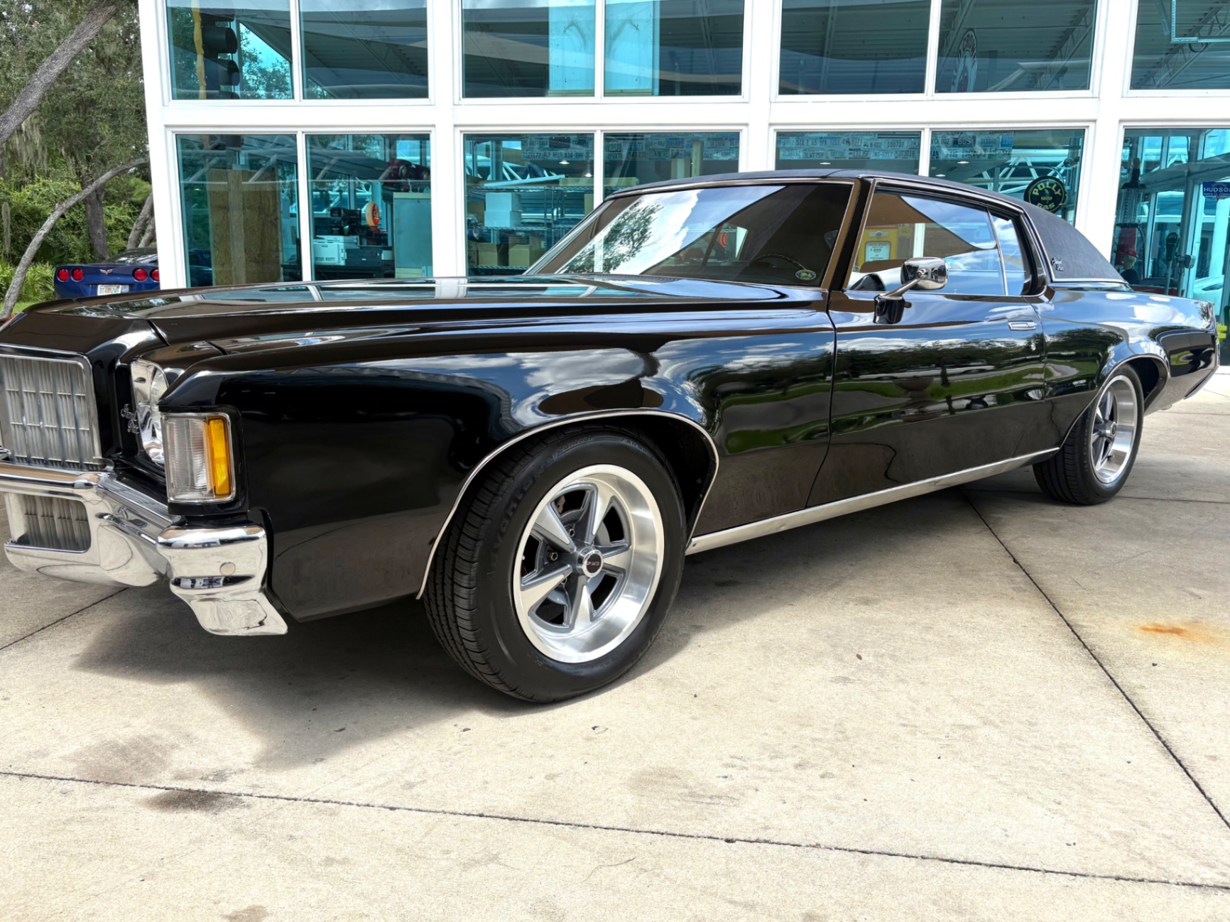 Vehicle photo 12