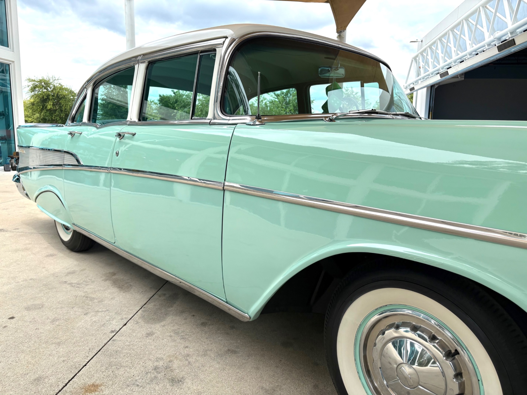 Vehicle photo 18