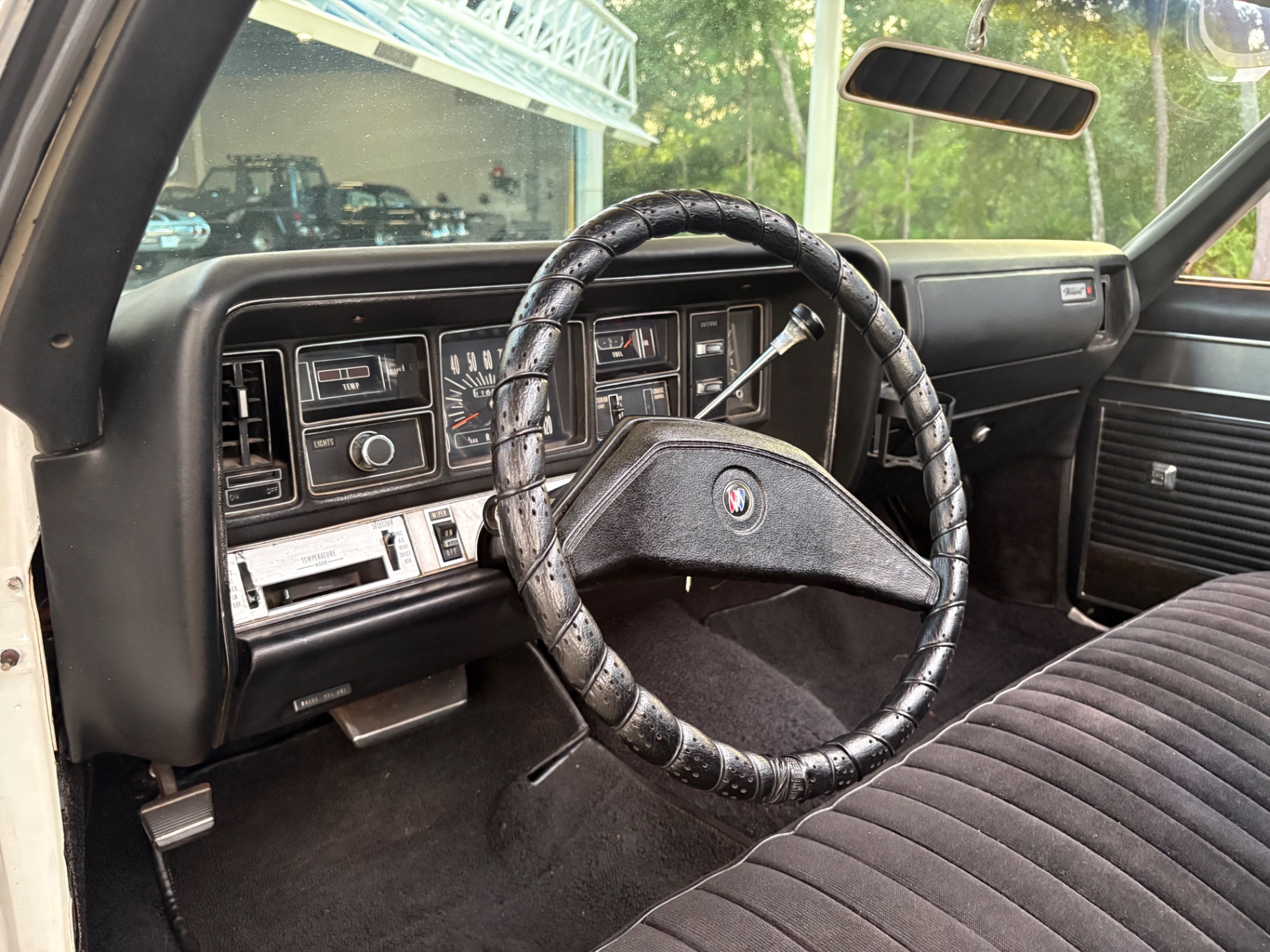 Vehicle photo 34