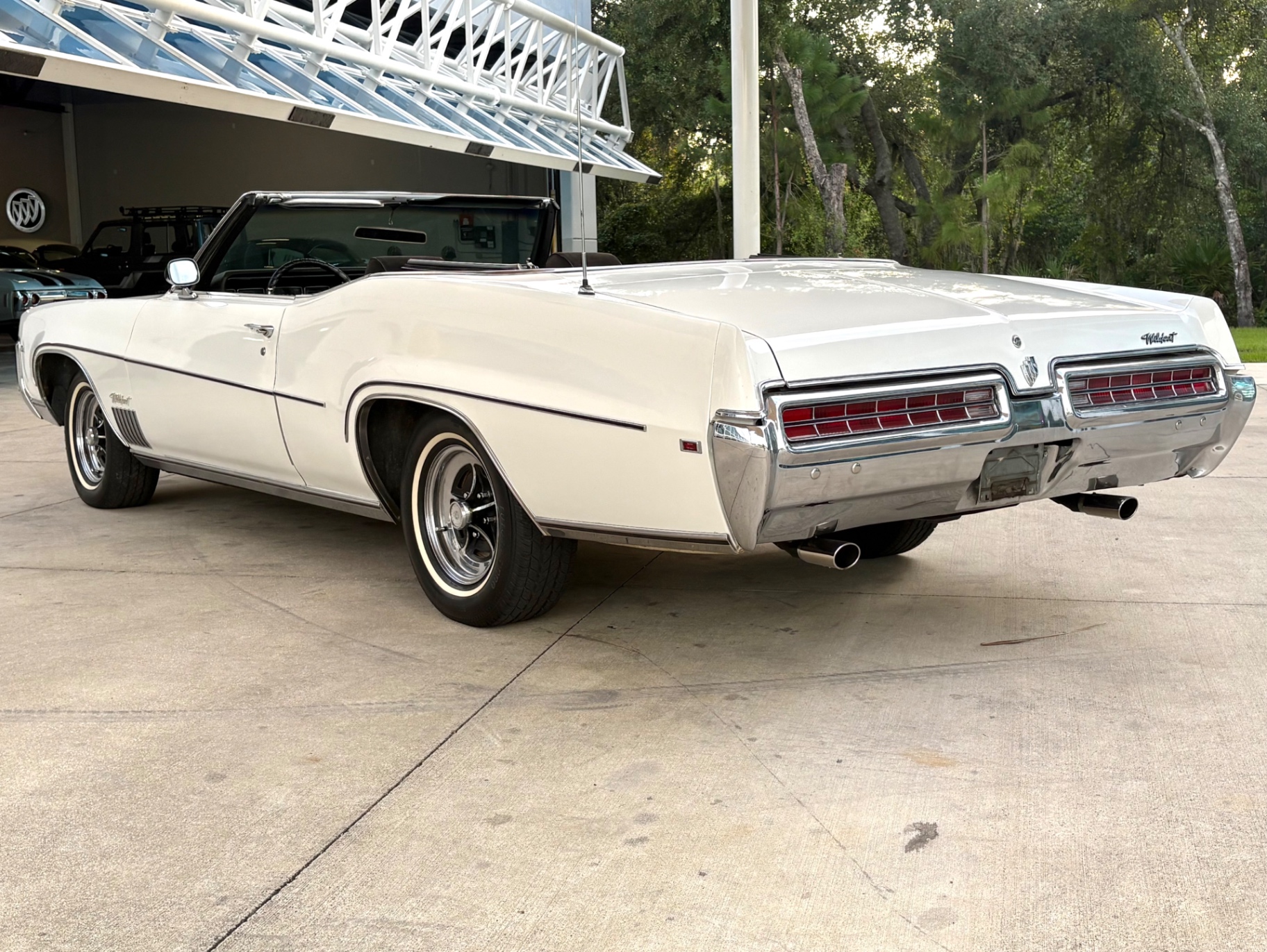 Vehicle photo 9