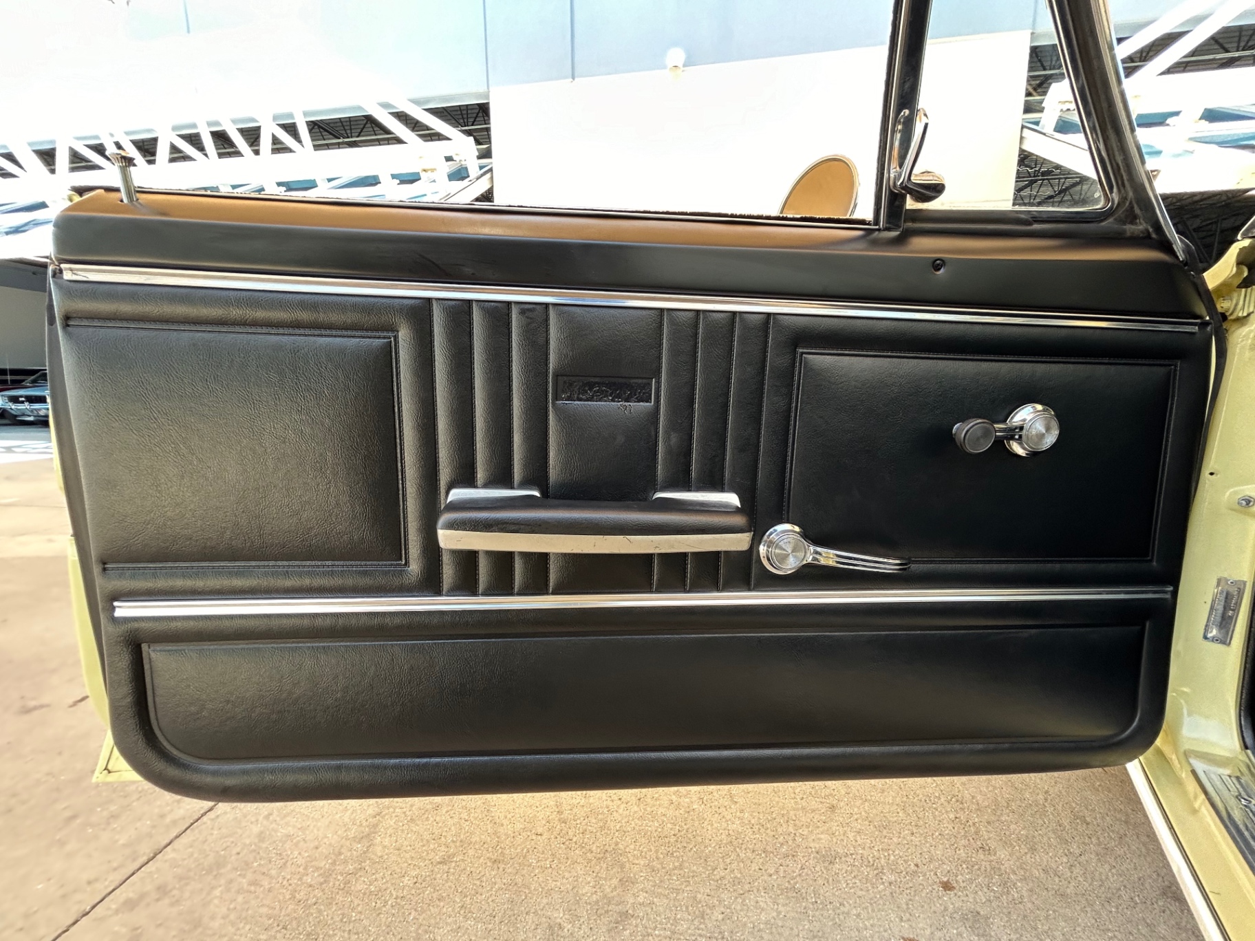 Vehicle photo 24