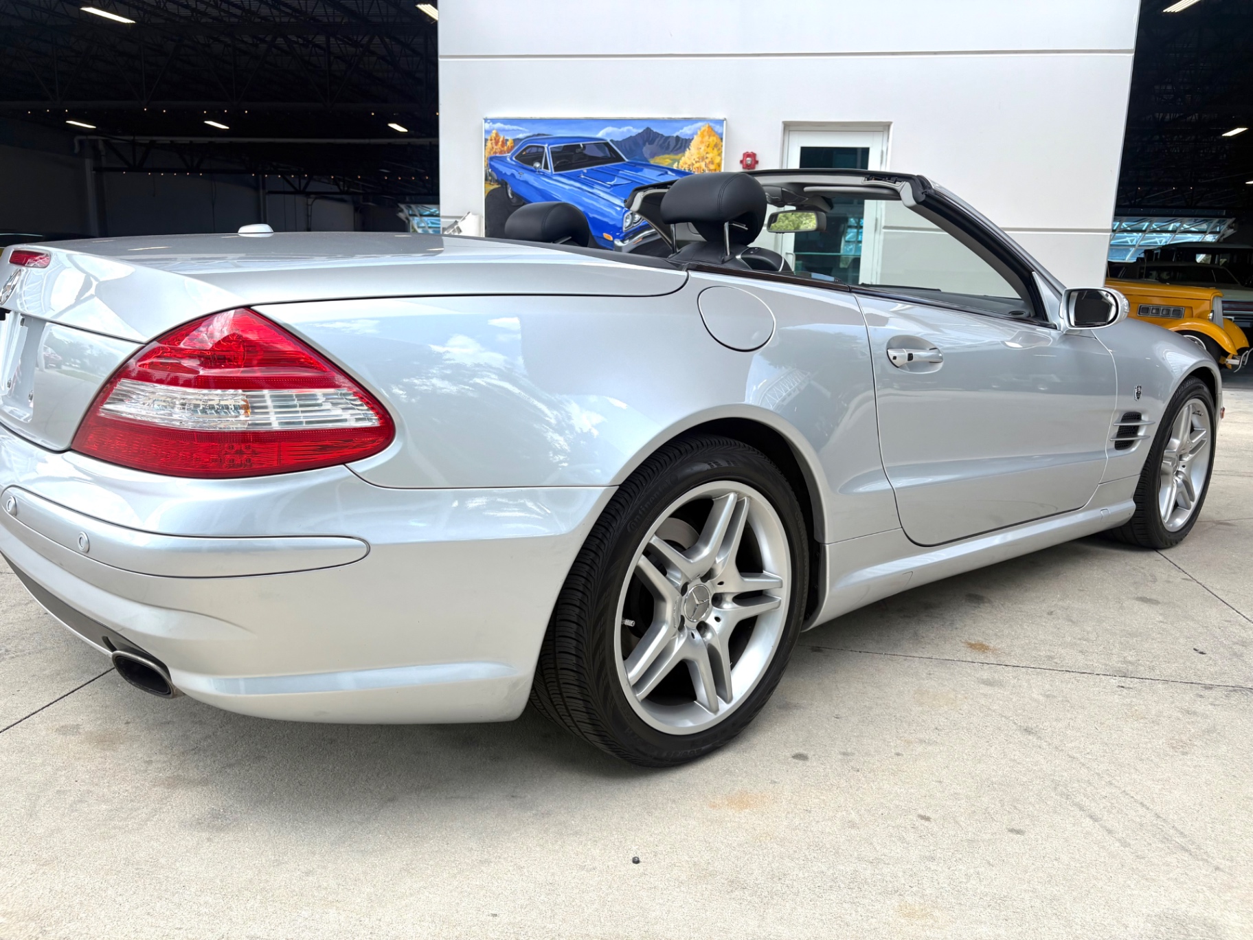 Vehicle photo 16
