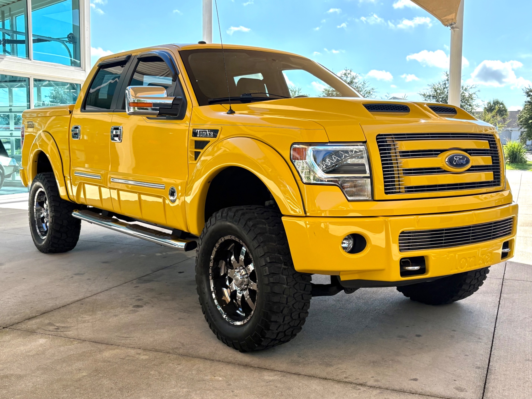 Vehicle photo 3