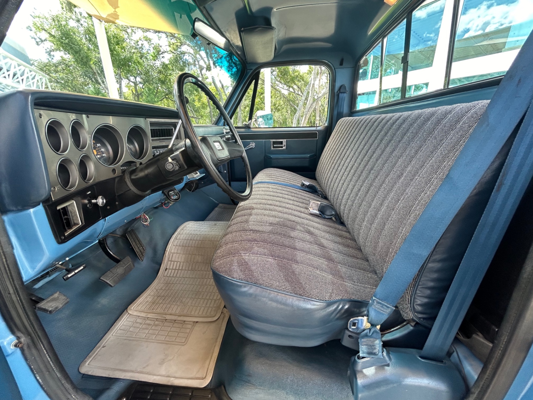 Vehicle photo 18