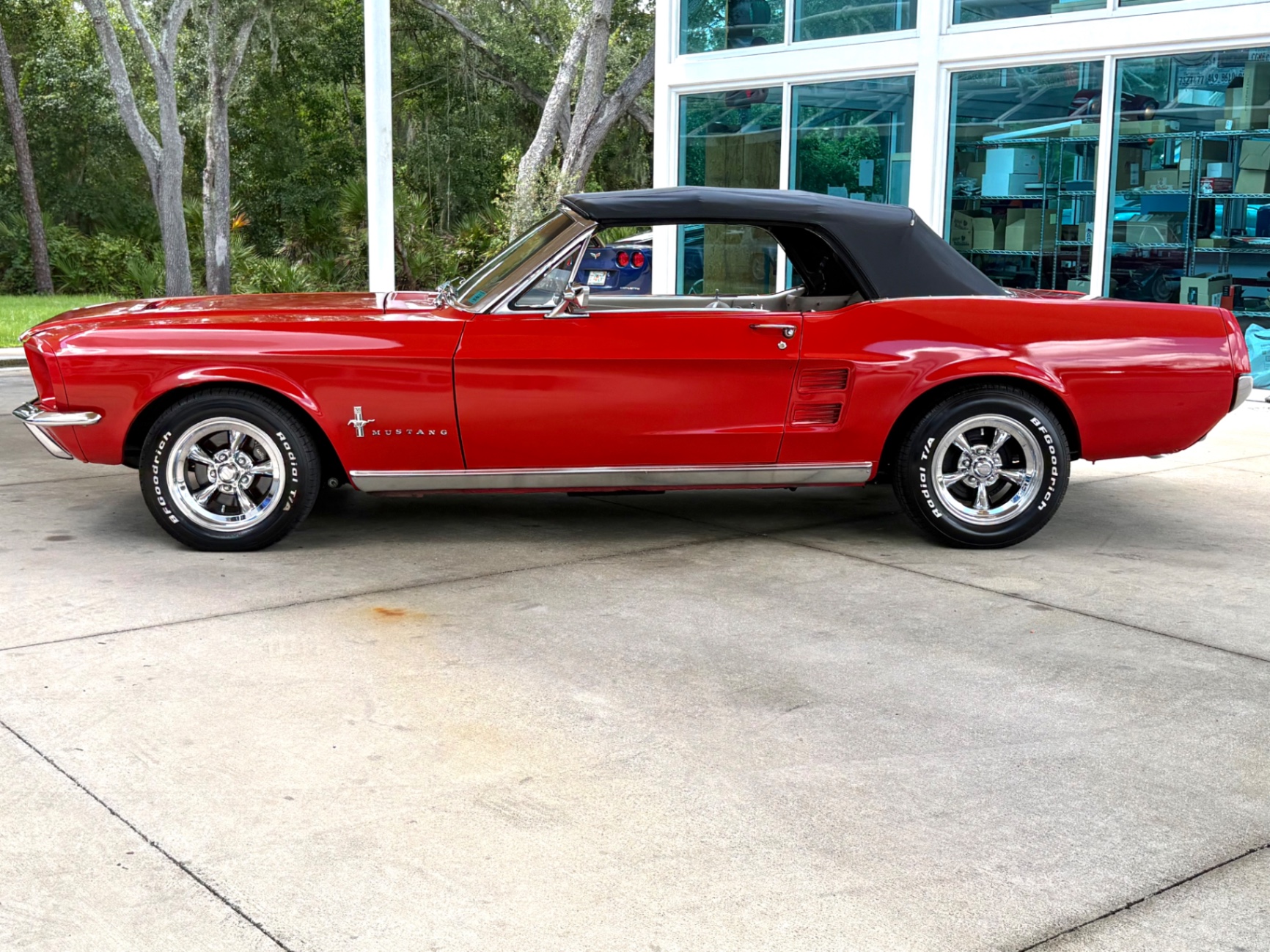 Vehicle photo 23
