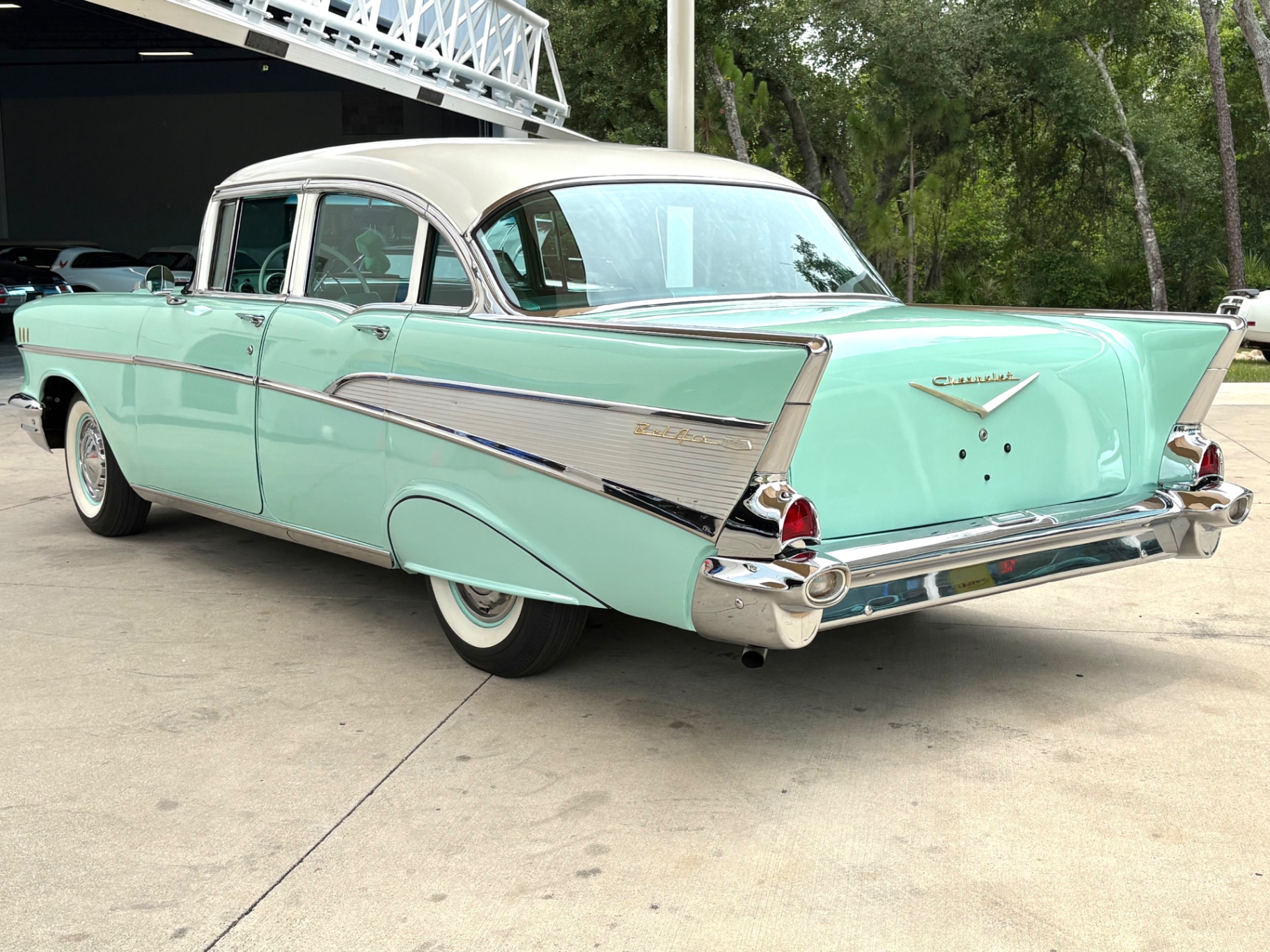 Vehicle photo 9