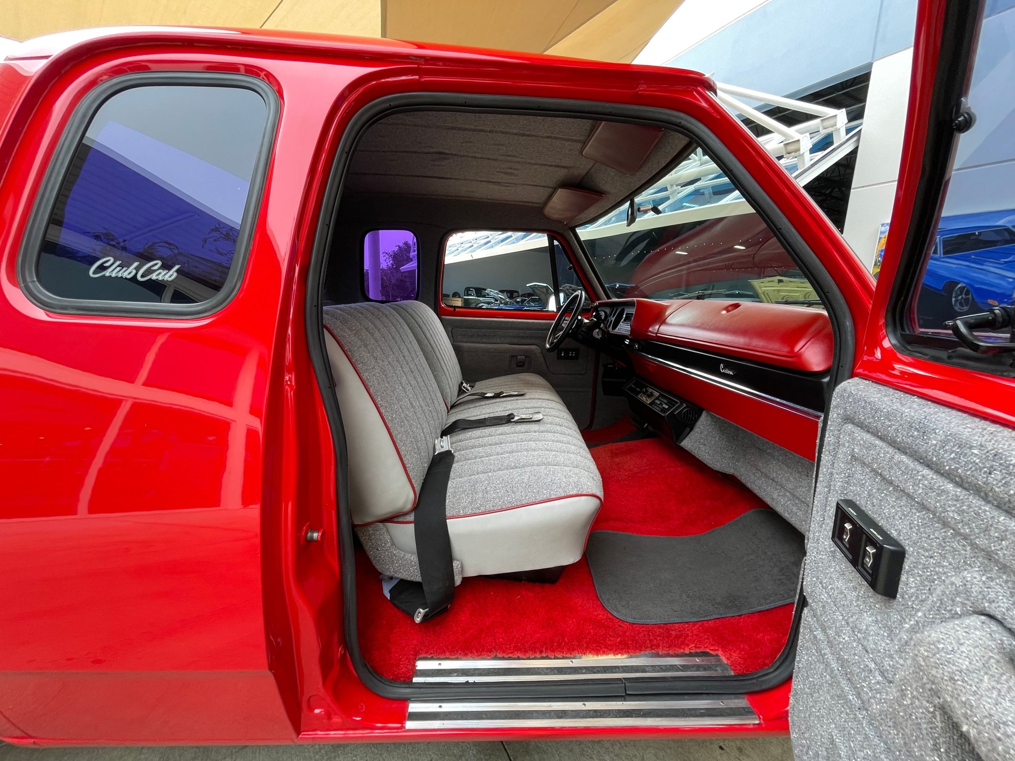 Vehicle photo 33