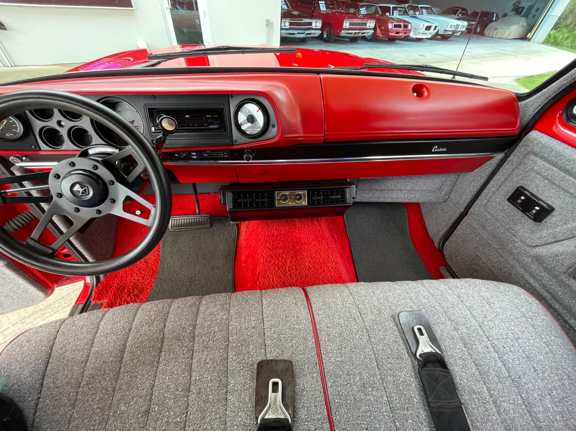 Vehicle photo 27