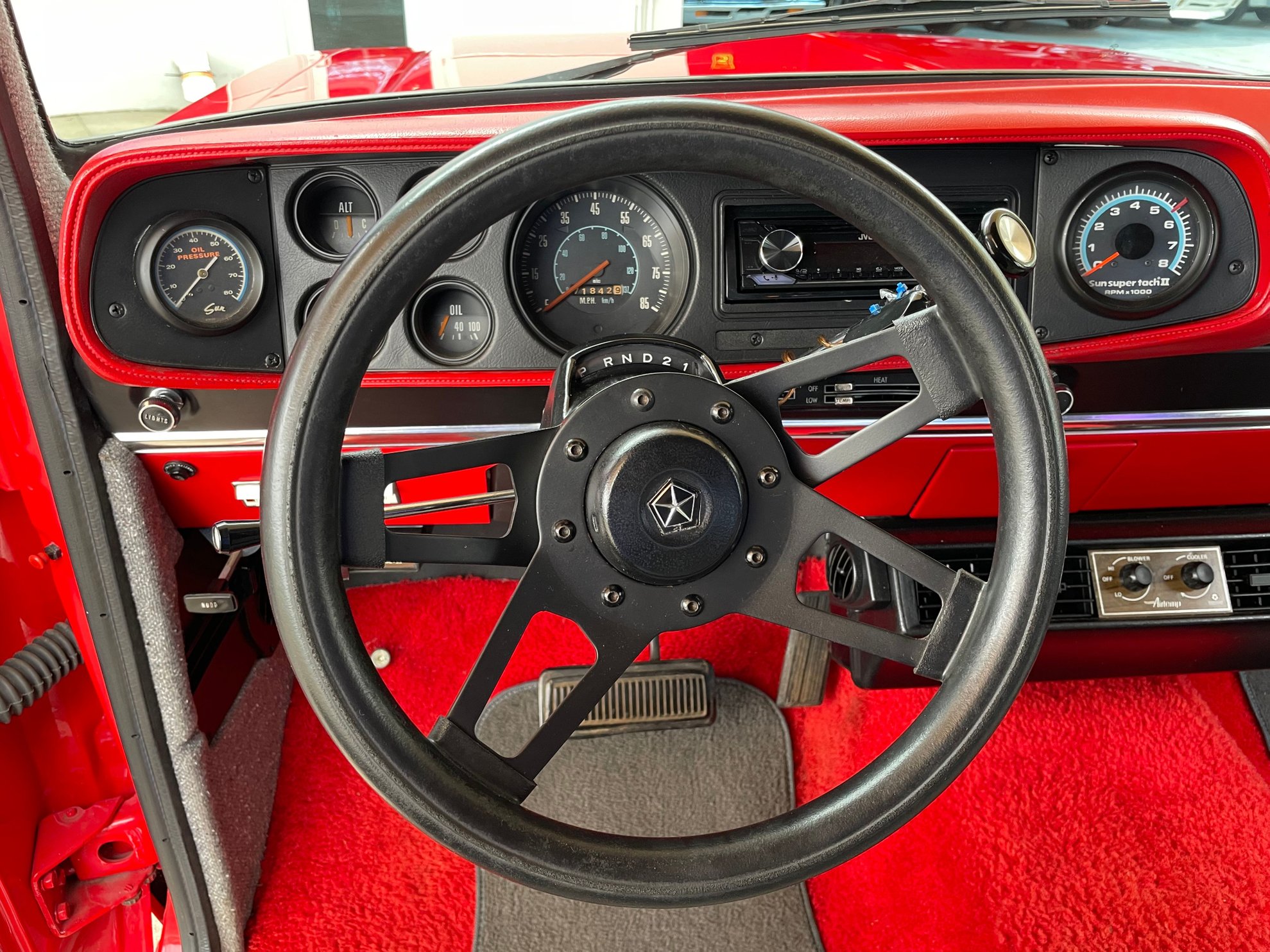 Vehicle photo 26