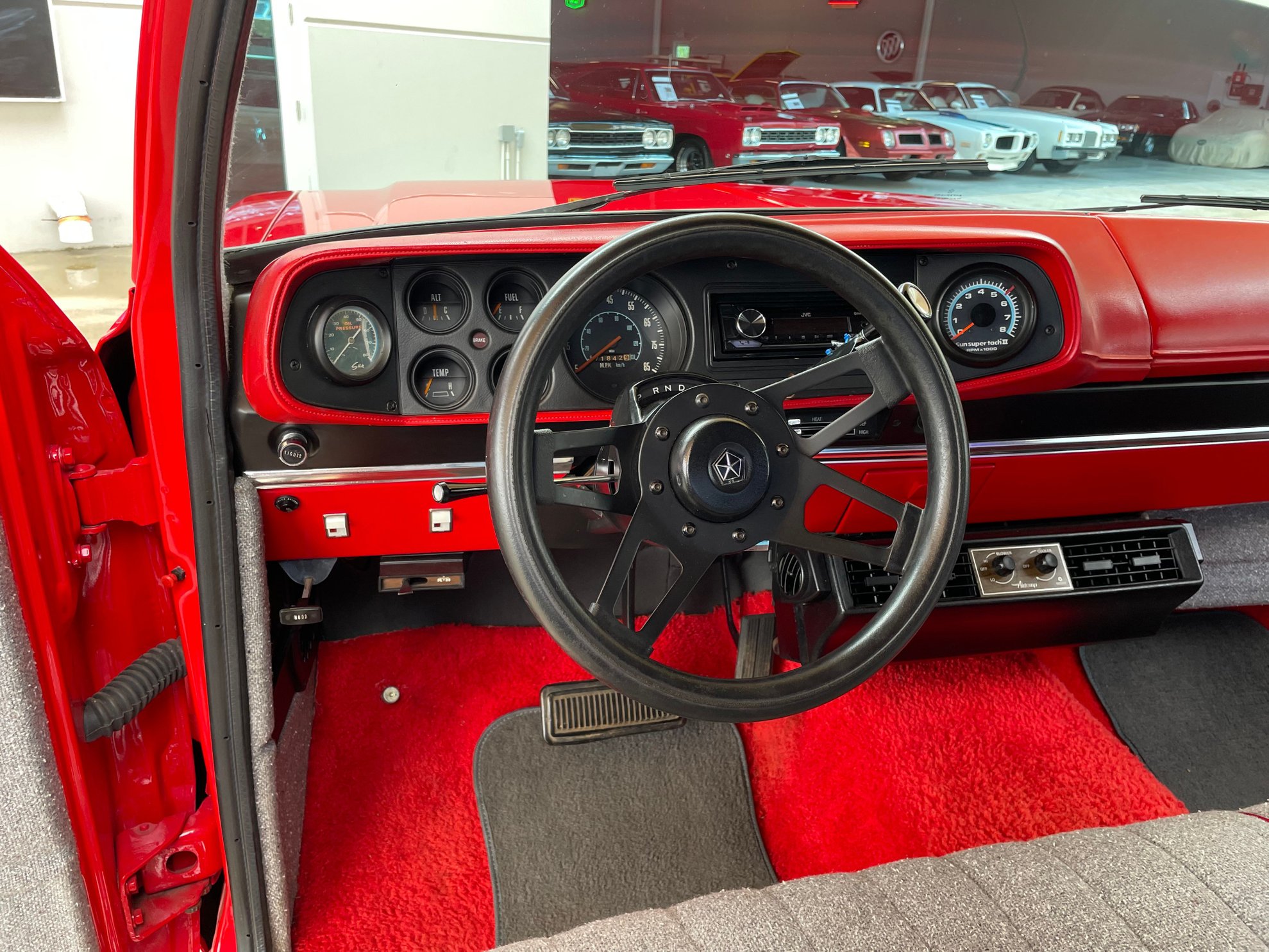 Vehicle photo 23