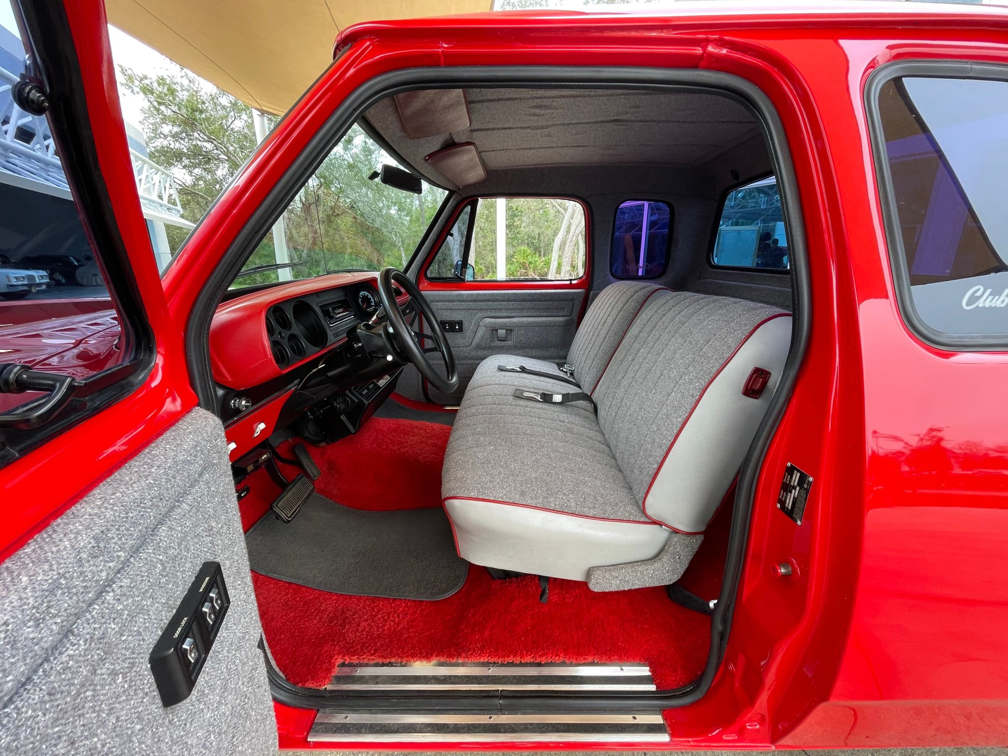 Vehicle photo 21
