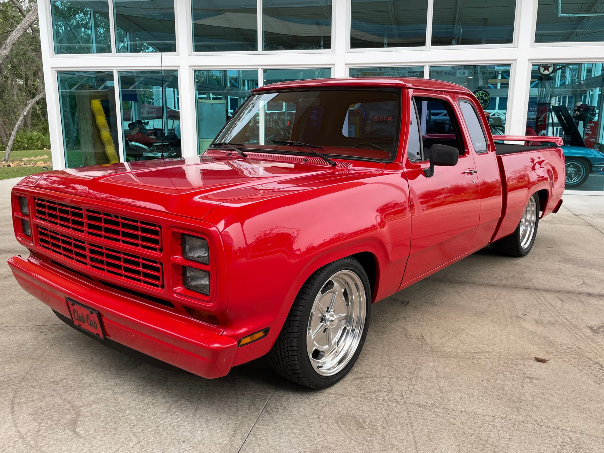 Vehicle photo 12