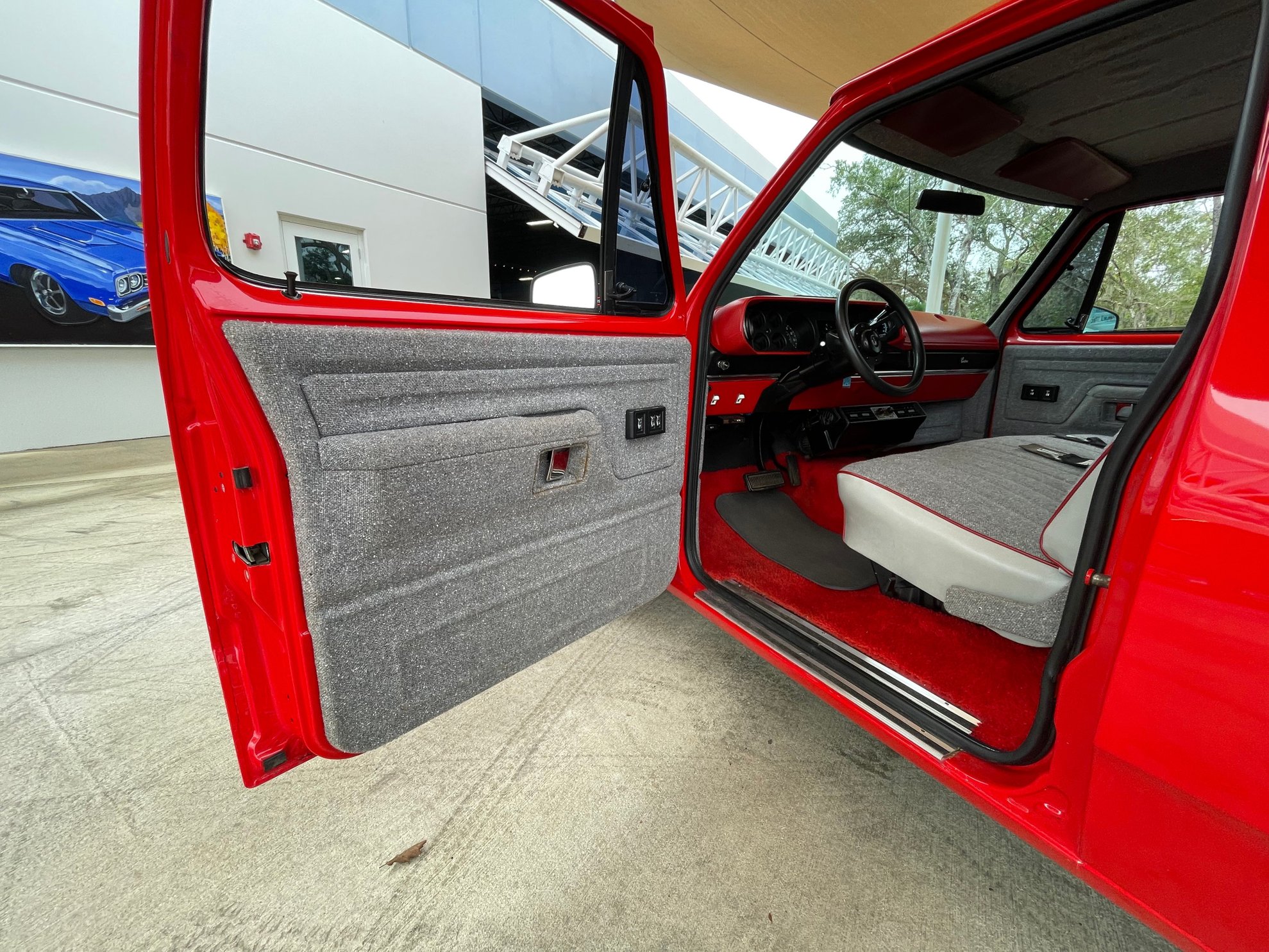 Vehicle photo 18