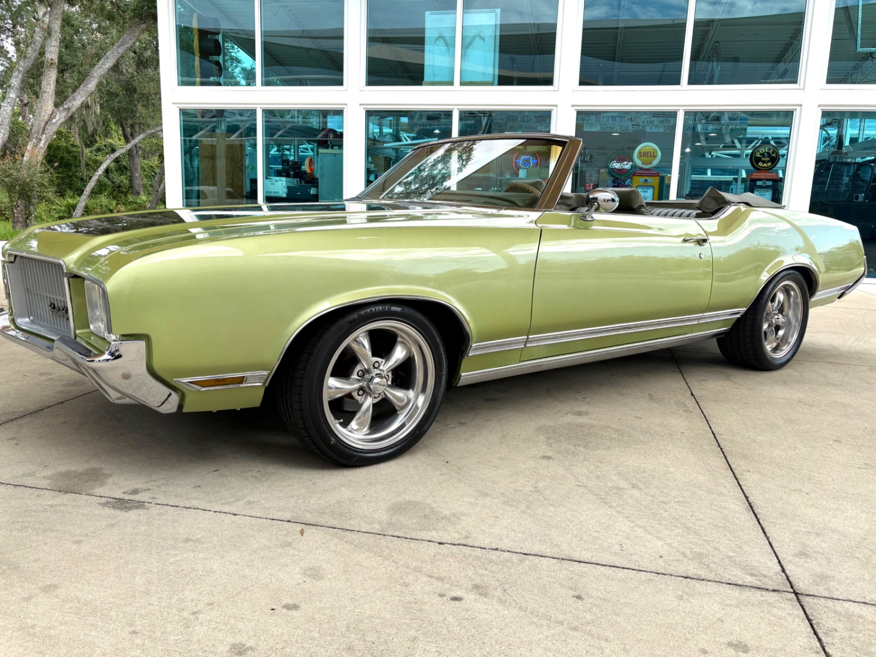 Vehicle photo 12