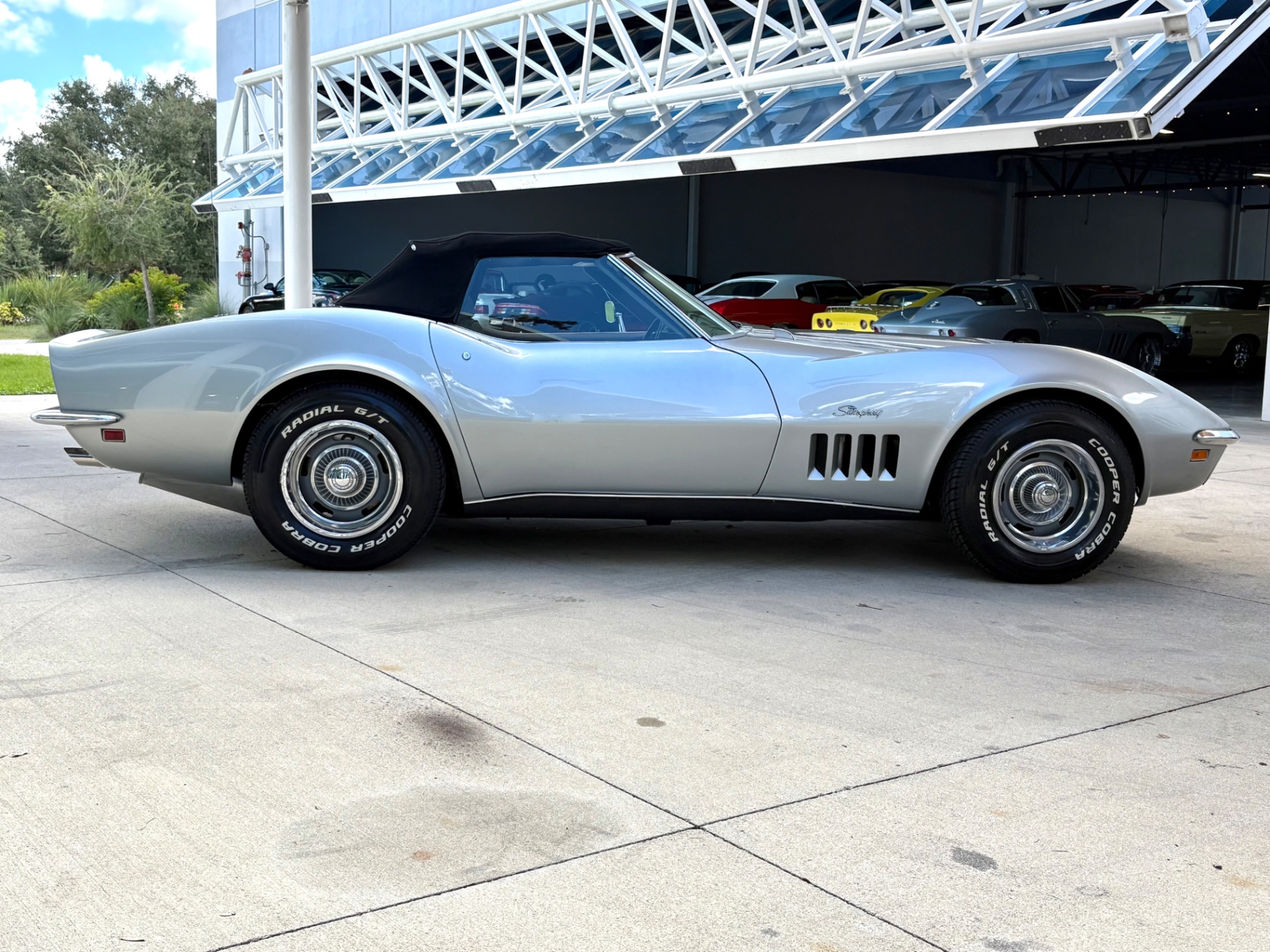 Vehicle photo 21