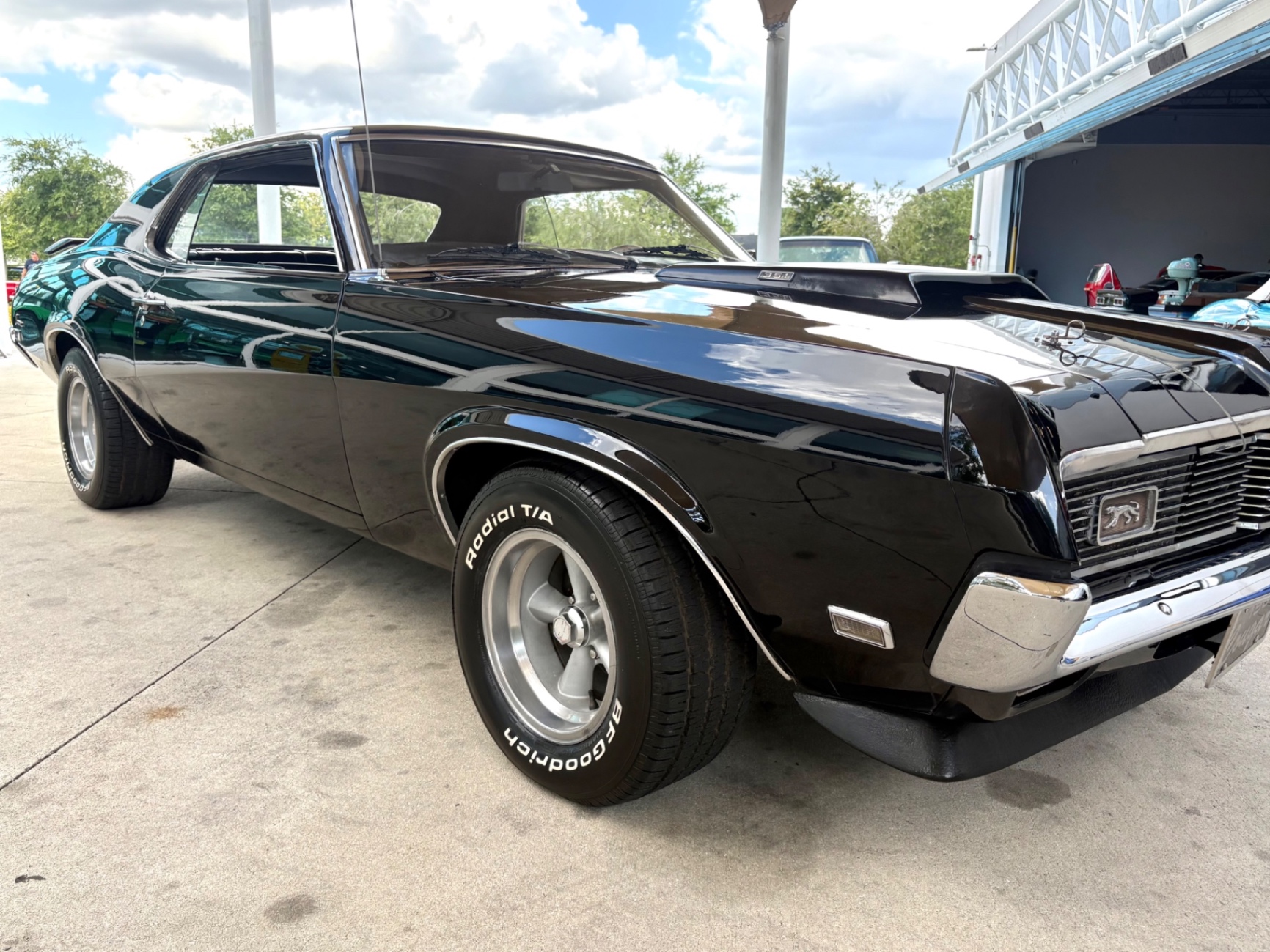 Vehicle photo 19