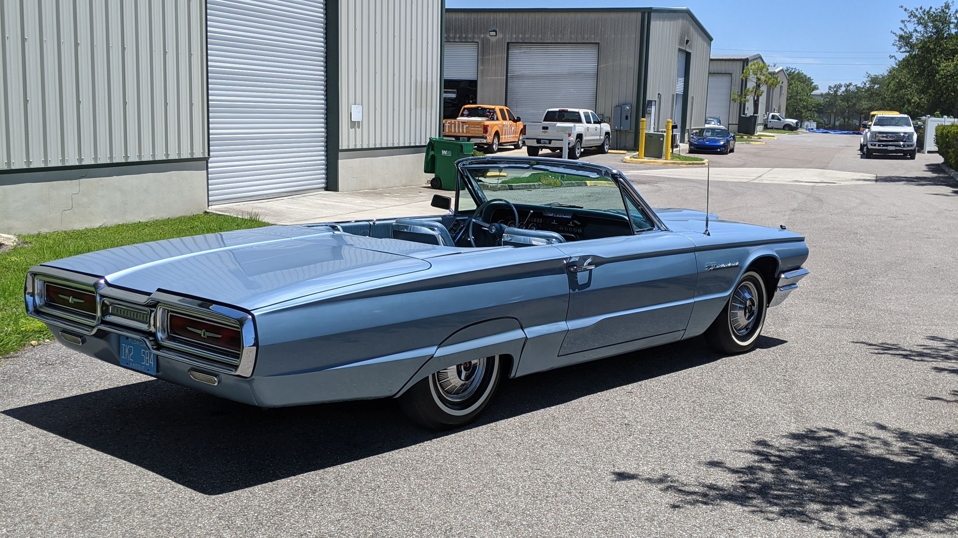 Vehicle photo 14