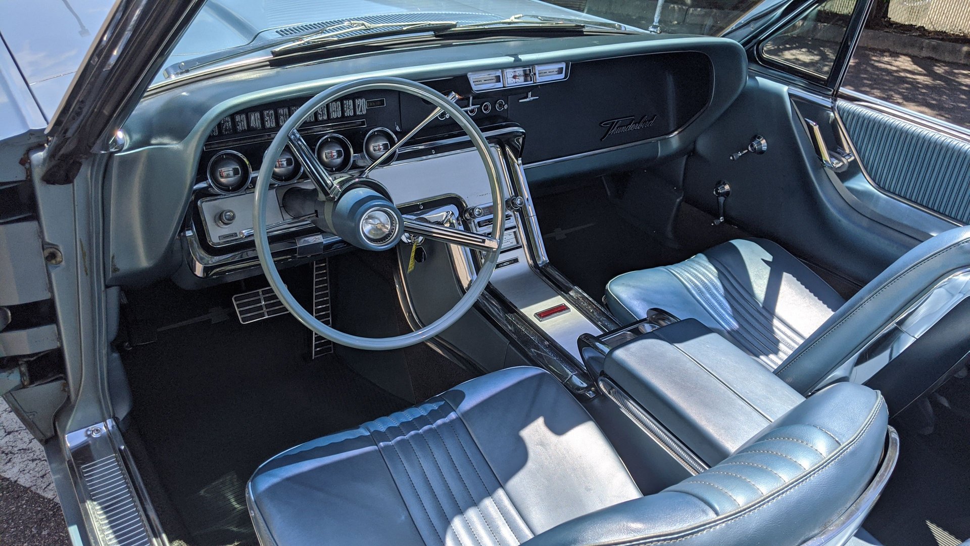 Vehicle photo 19