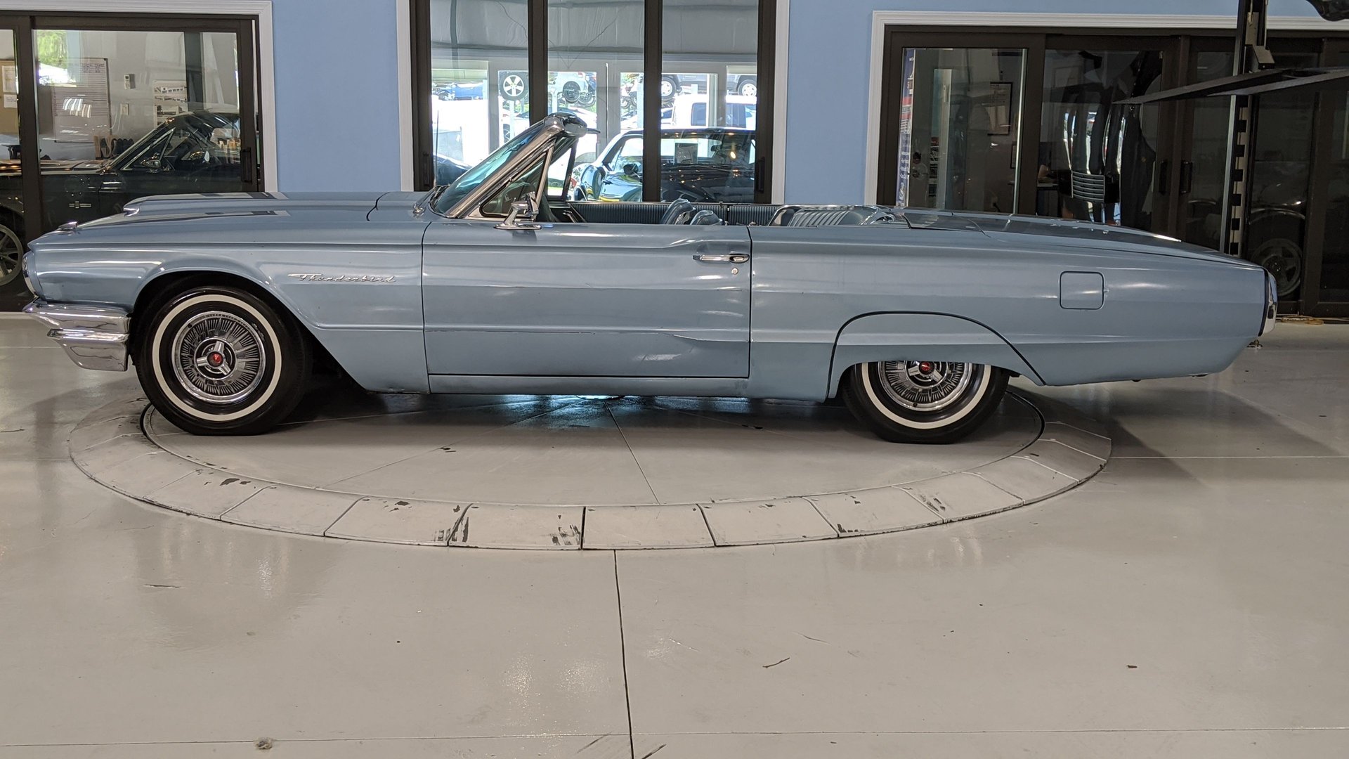Vehicle photo 3