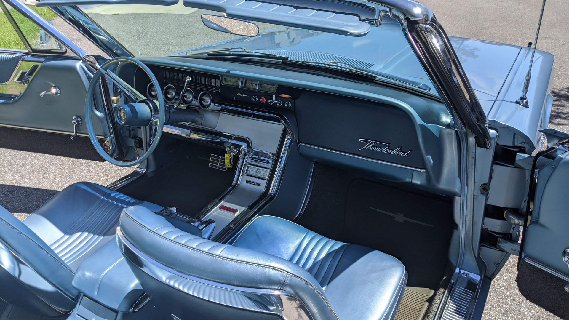 Vehicle photo 23