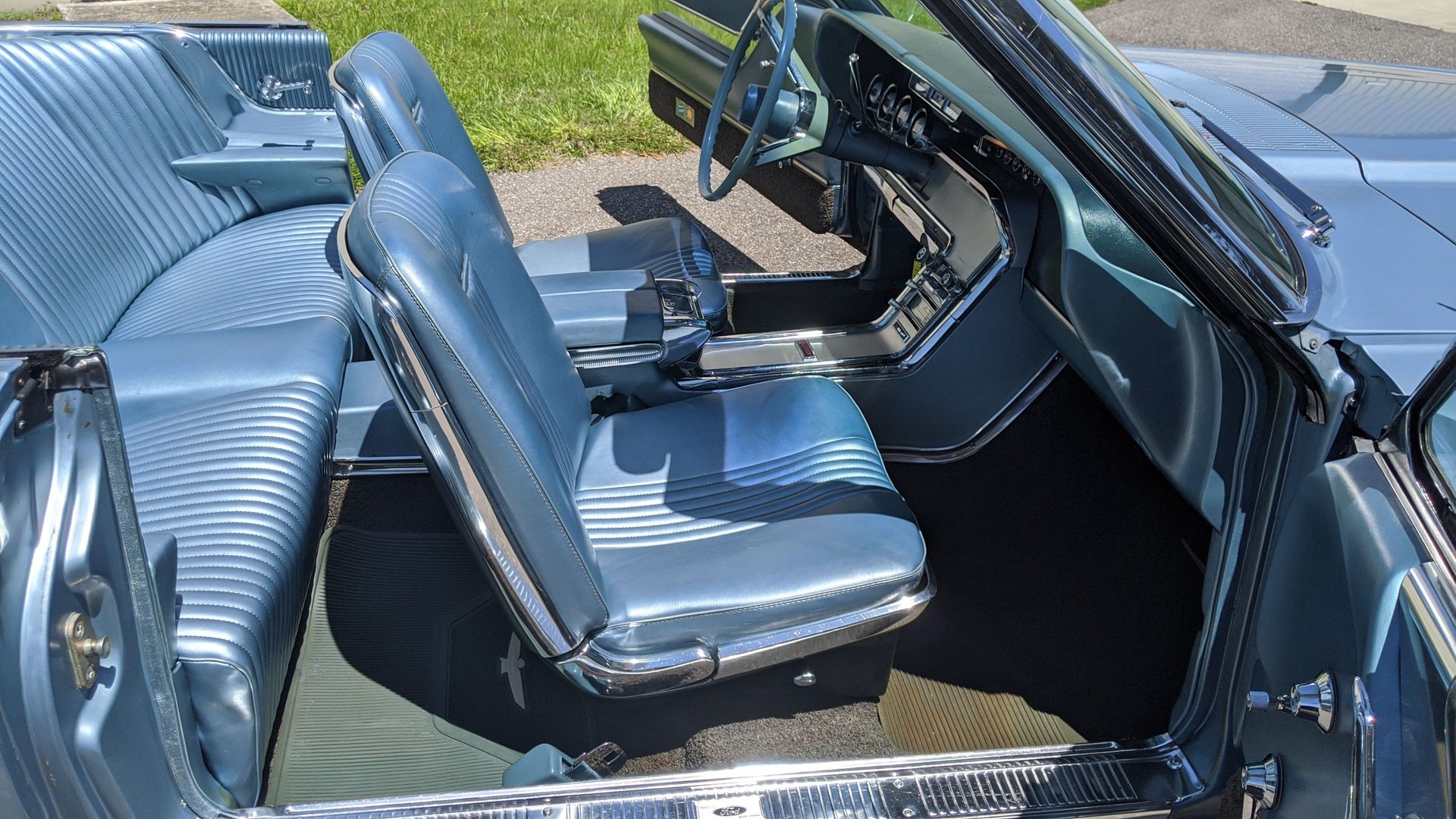 Vehicle photo 24