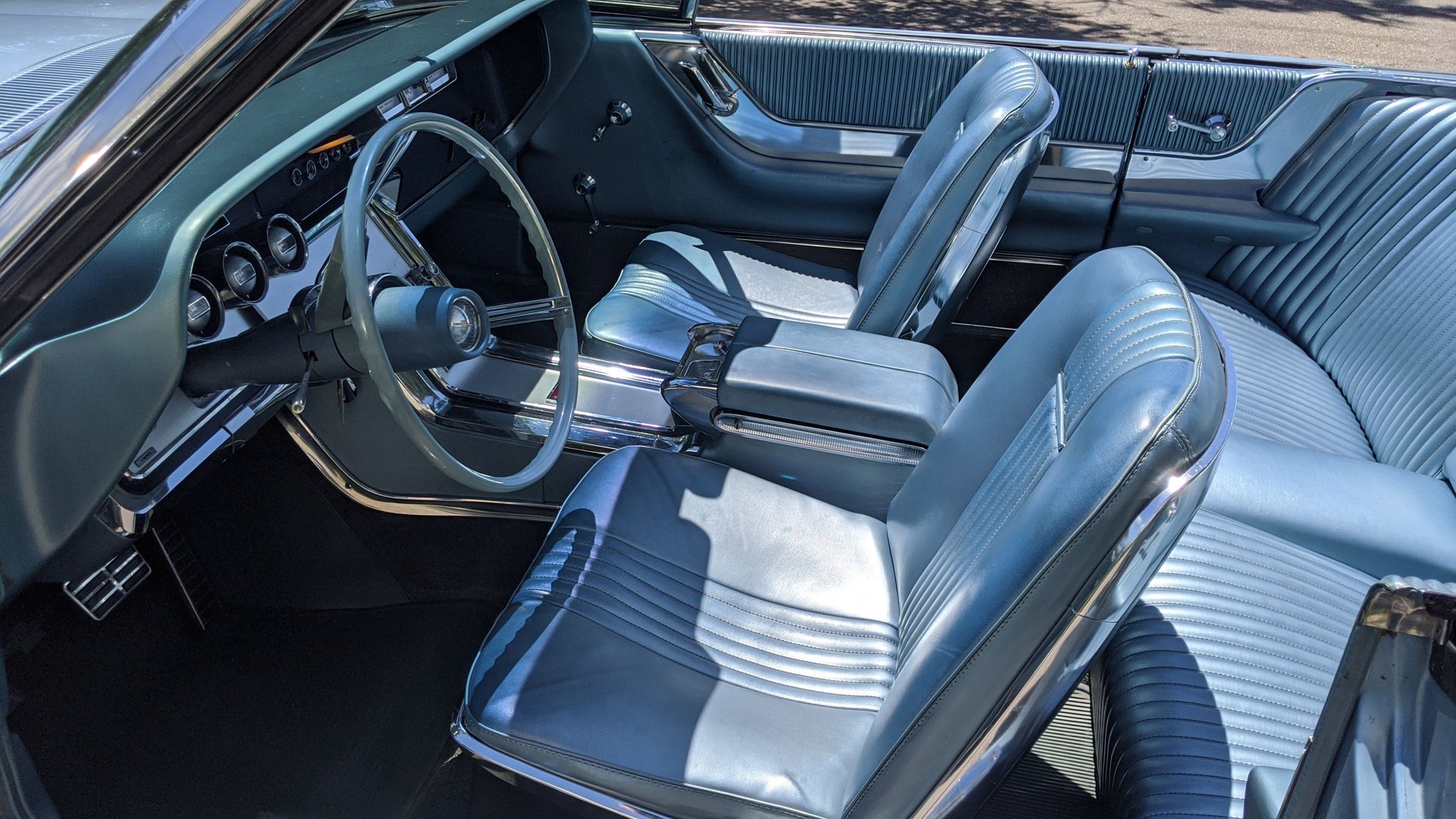 Vehicle photo 25