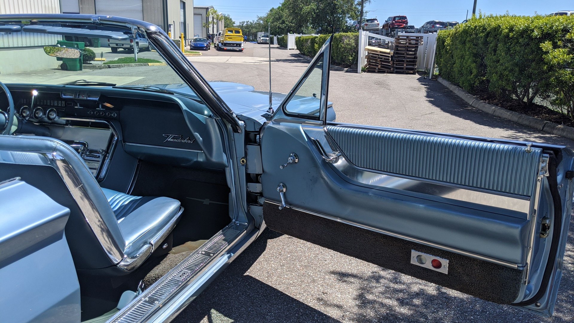 Vehicle photo 26