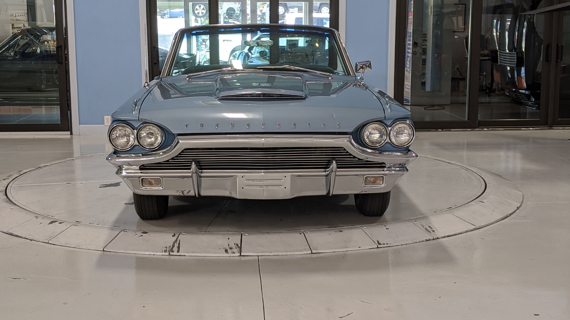 Vehicle photo 6