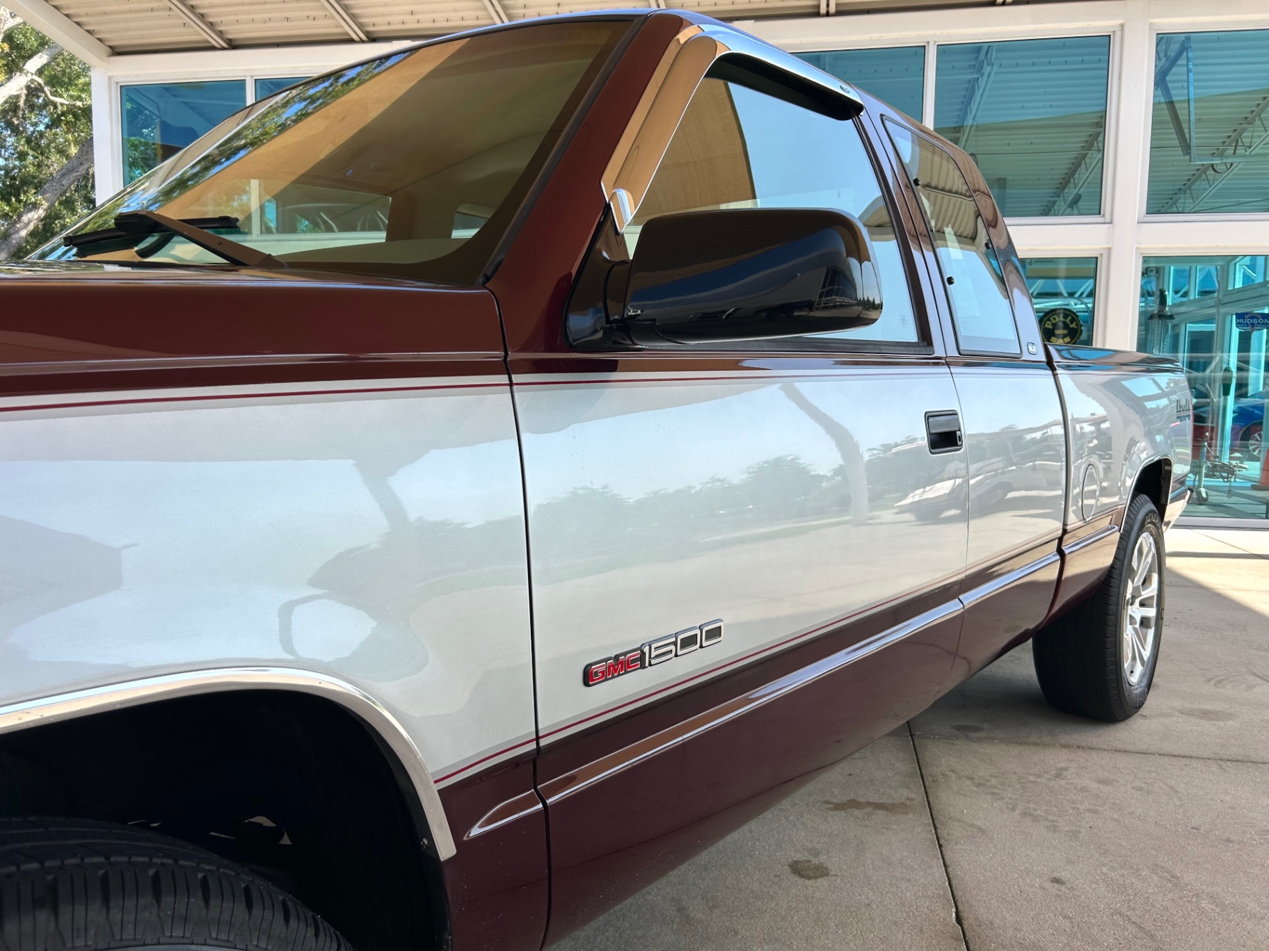 Vehicle photo 12