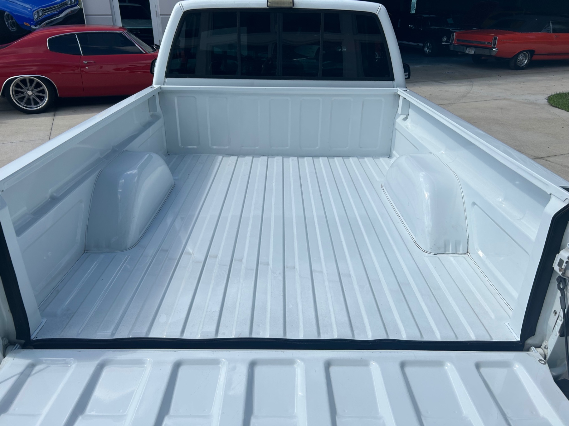 Vehicle photo 8