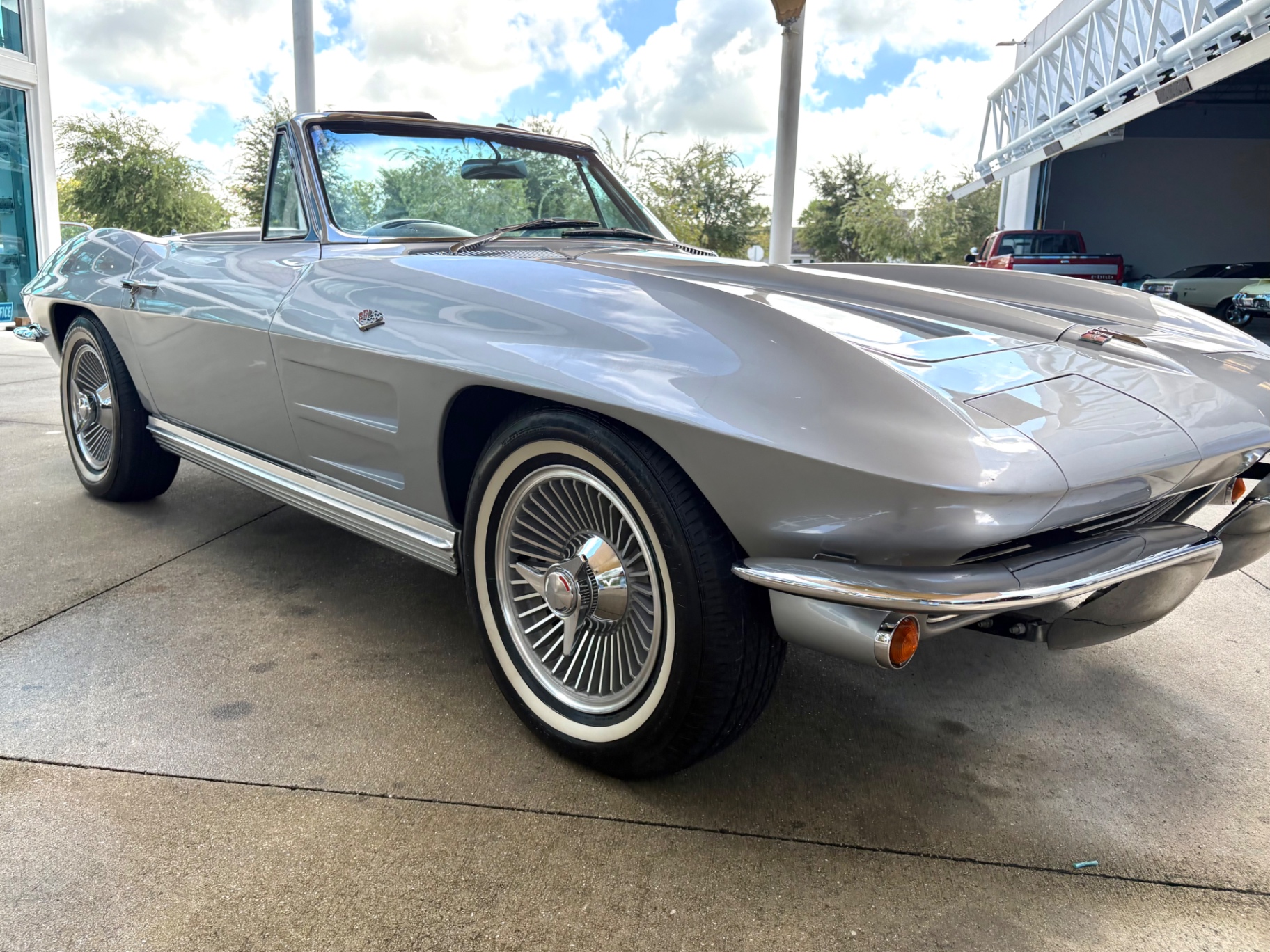 Vehicle photo 19