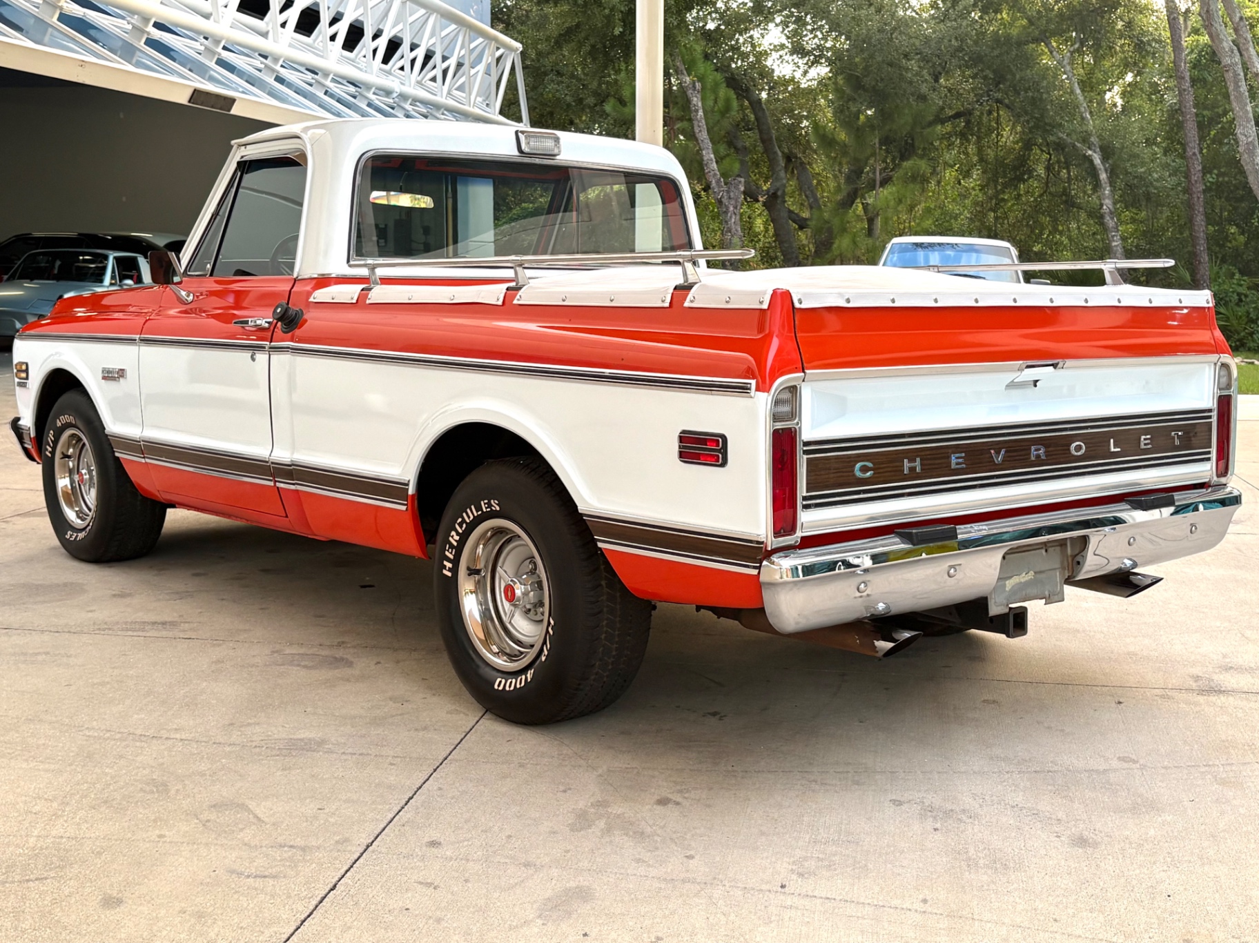 Vehicle photo 9