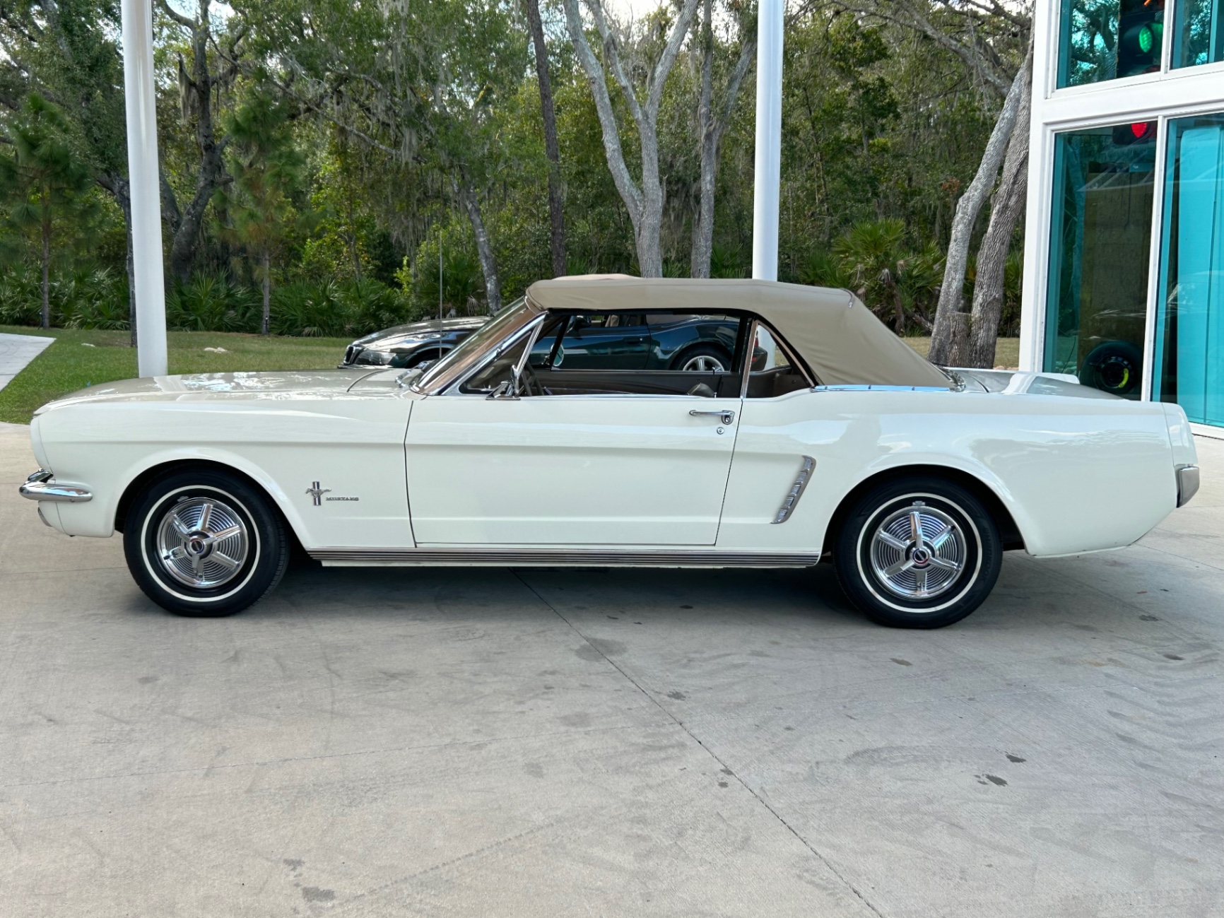 Vehicle photo 16