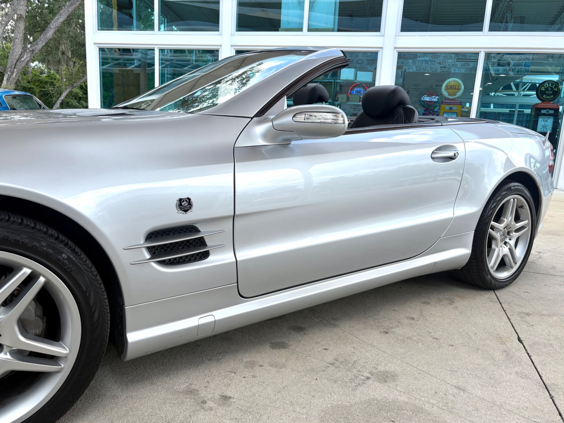 Vehicle photo 13