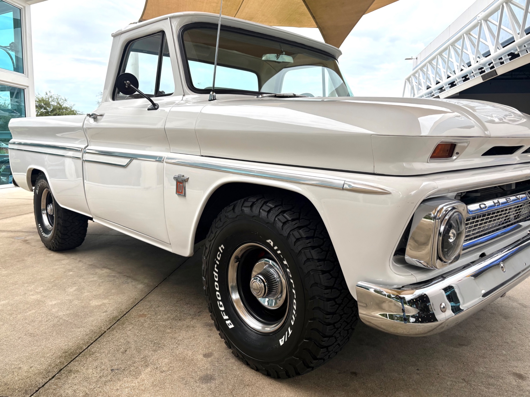 Vehicle photo 19