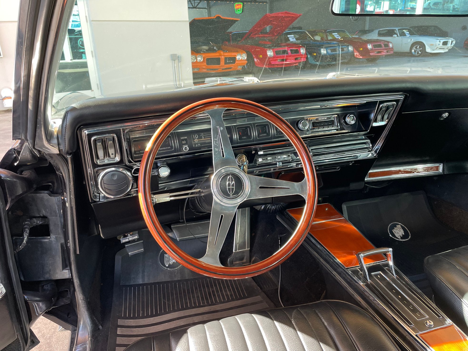 Vehicle photo 23