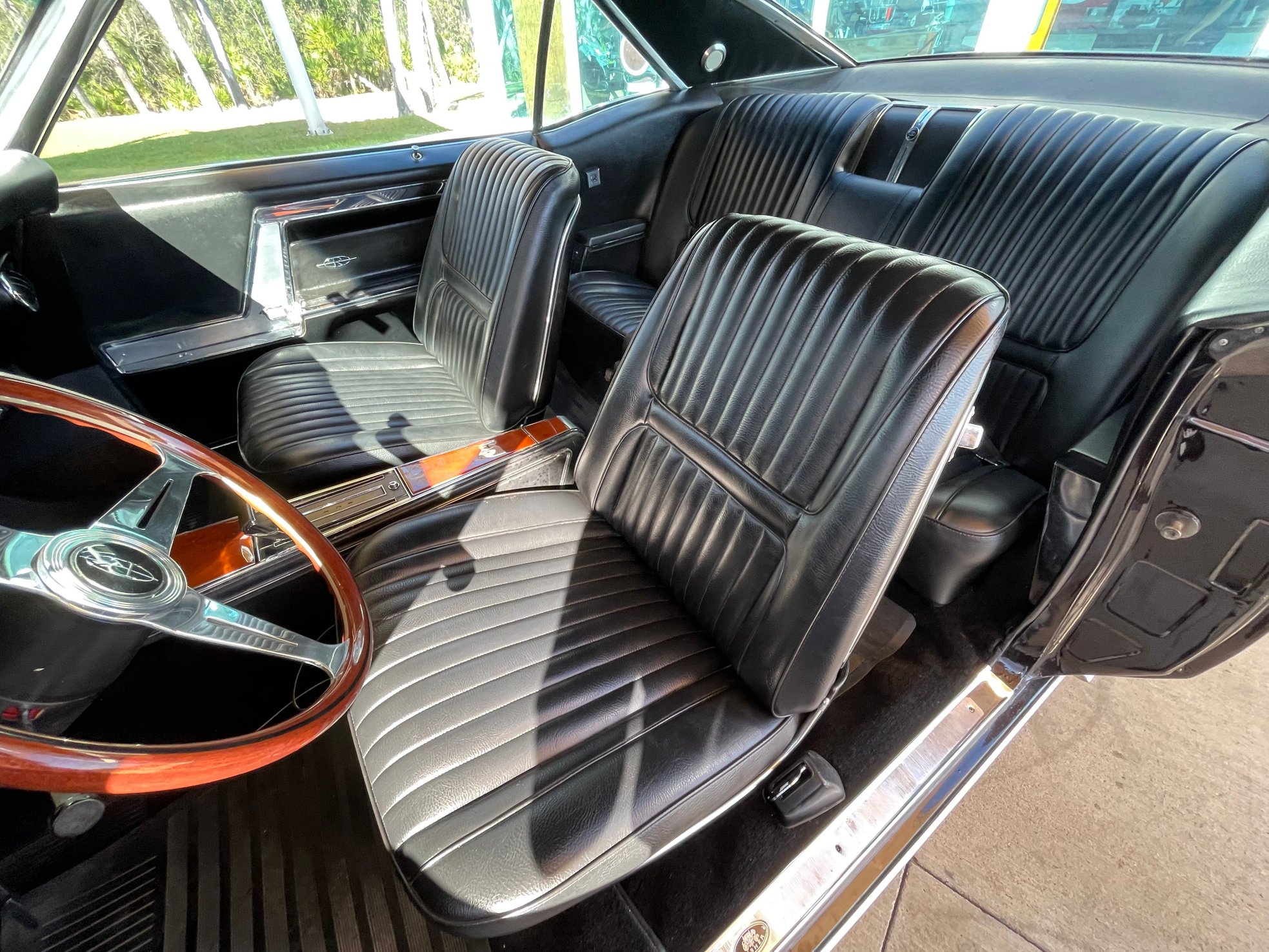 Vehicle photo 20