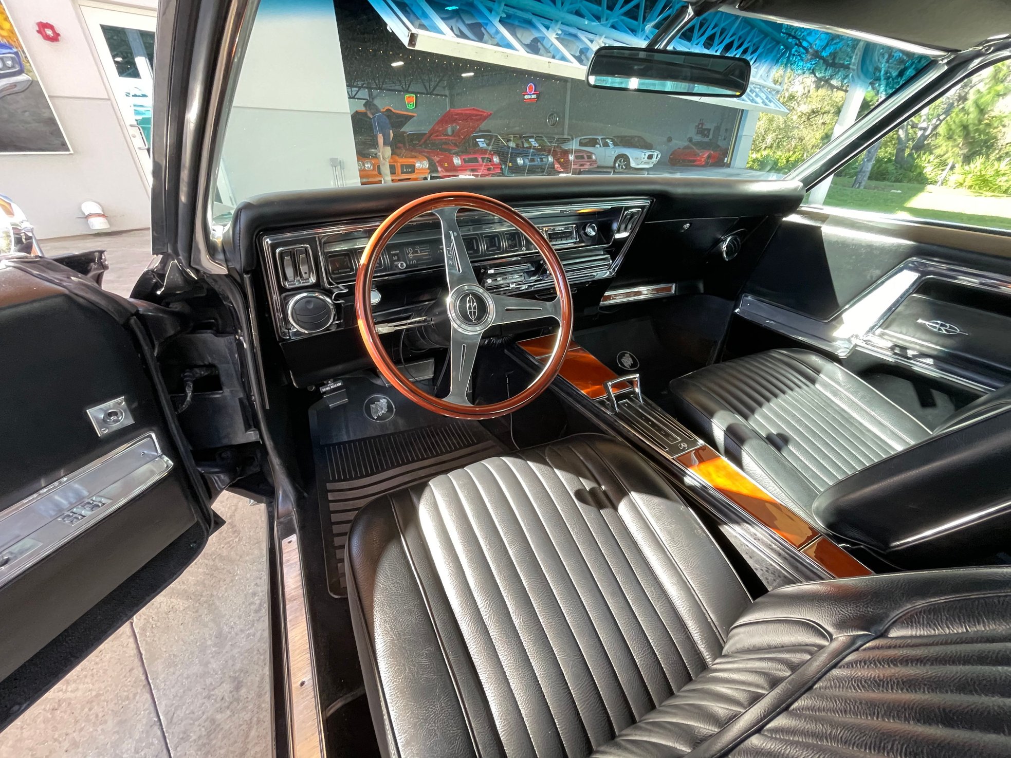 Vehicle photo 22