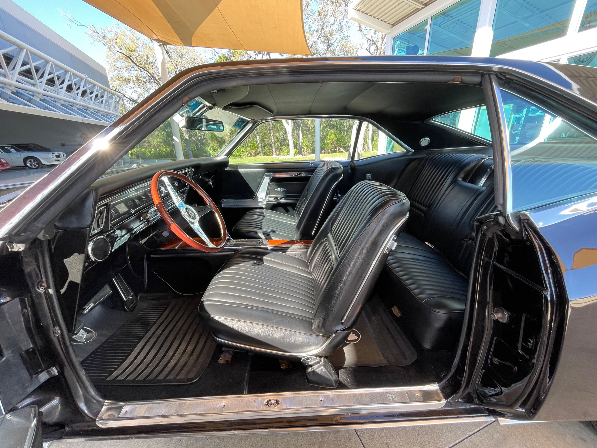 Vehicle photo 19