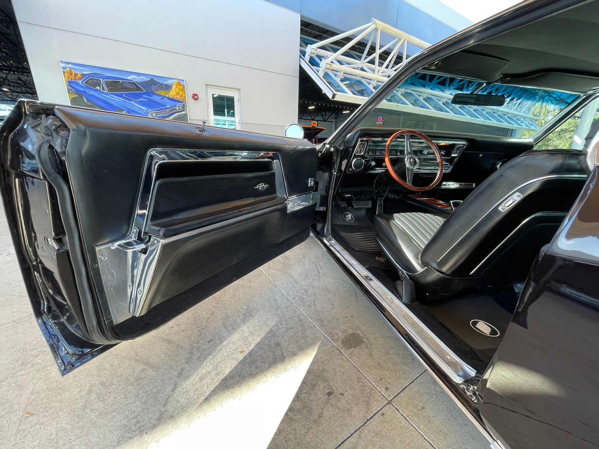 Vehicle photo 18